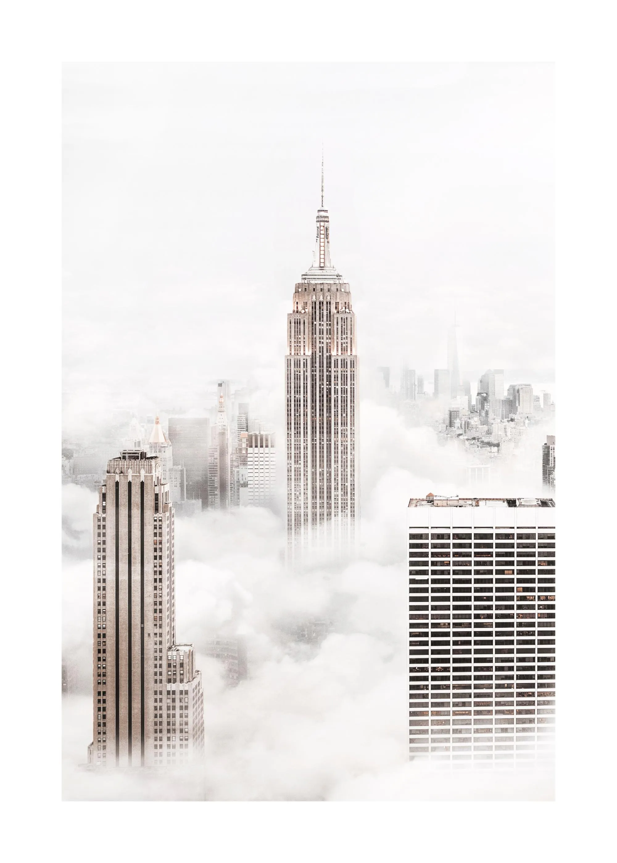 En poster som visar New Yorks skyskrapor, inklusive Empire State Building, omgivna av ett vitt, fluffigt molntäcke.