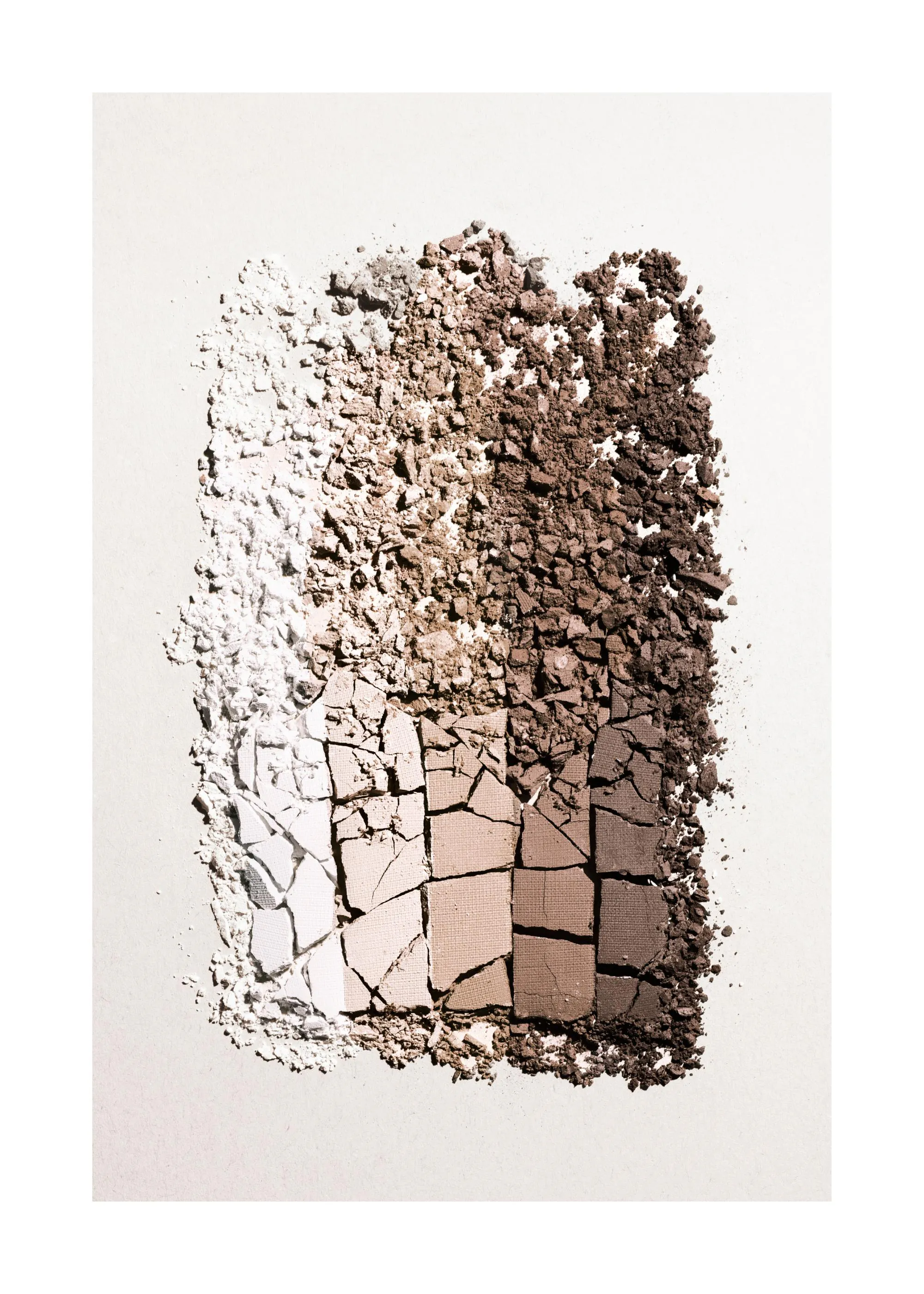 Poster dune palette de maquillage avec des fards à paupières blancs, beiges et marron, en poudre et compacts.