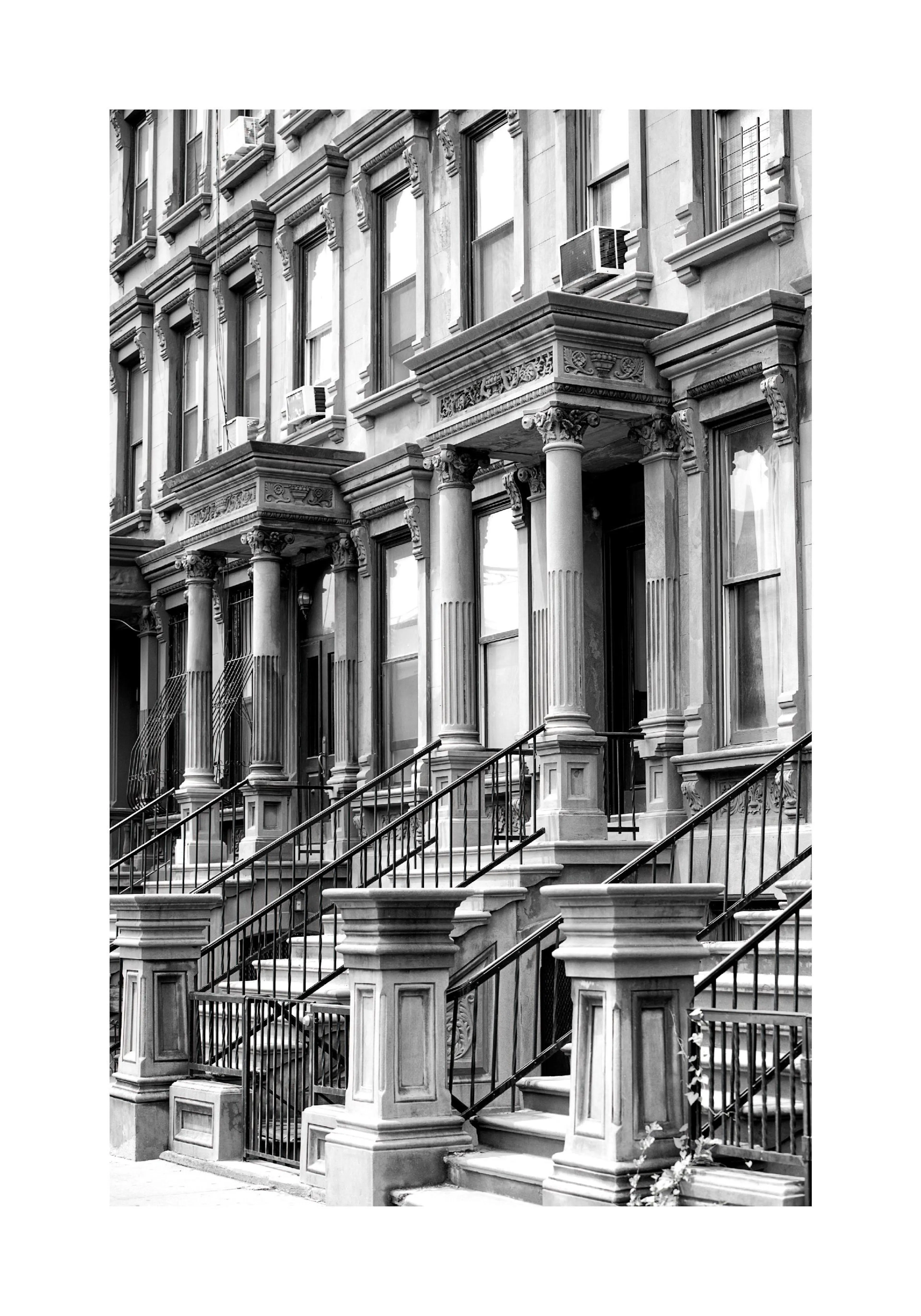 Poster en noir et blanc de façades de maisons de ville avec des escaliers, des balustrades et des piliers ornés.