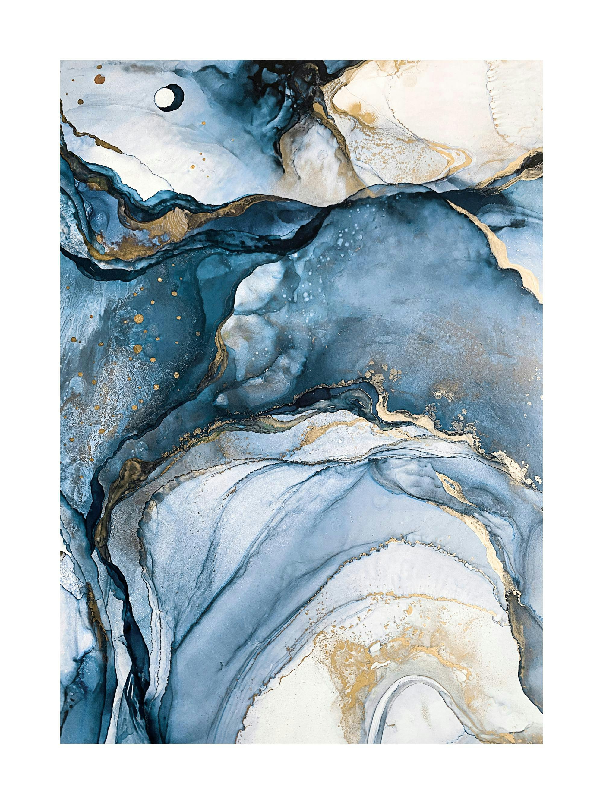 Abstraktes Poster mit goldenen und blauen Farbverläufen, die an fließende Flüssigkeiten oder Wolken erinnern.