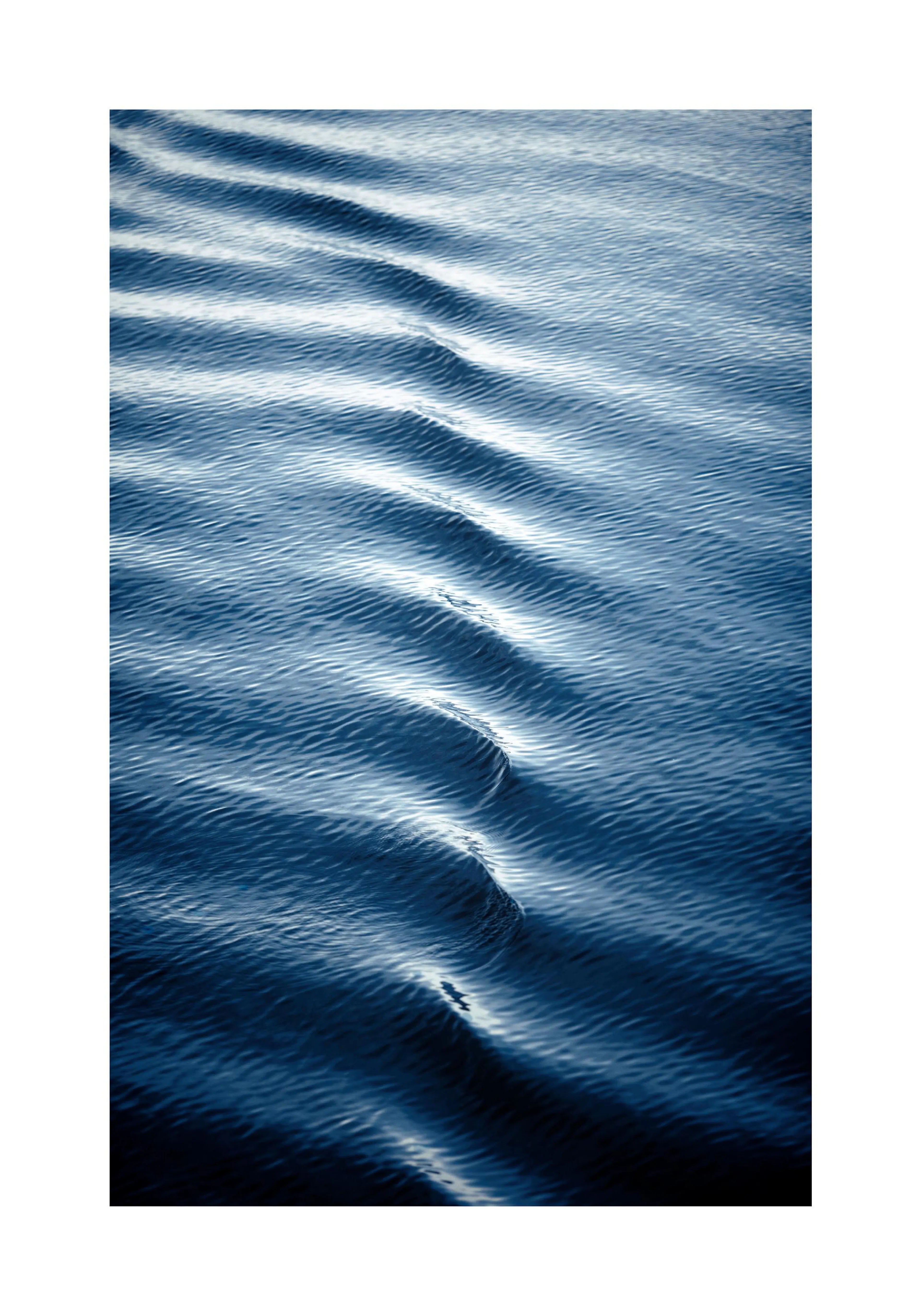 Plakát s detailním záběrem na tmavě modré vodní vlny s bílými odlesky.
