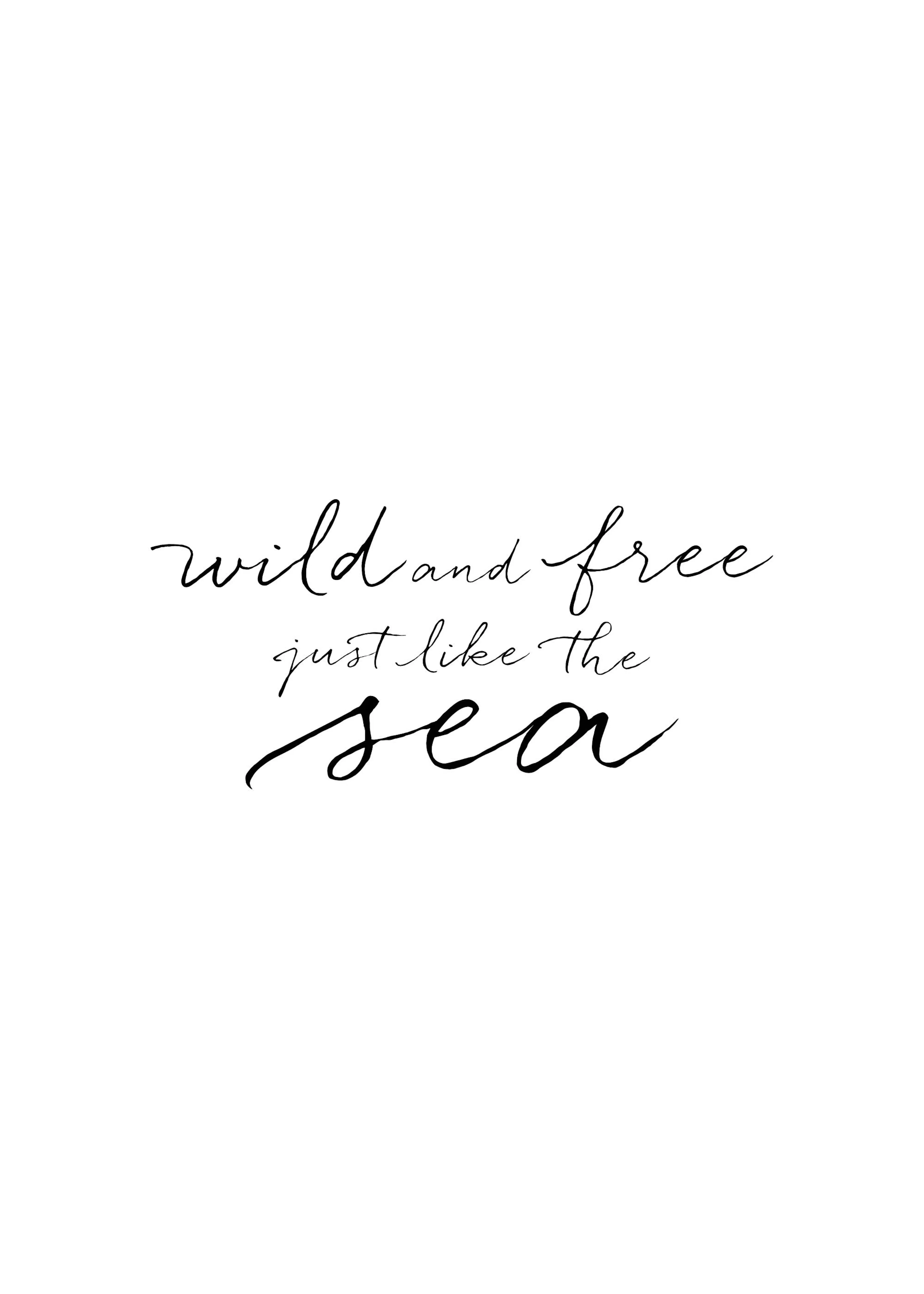 Poster met de tekst wild and free just like the sea in zwart, handgeschreven lettertype op een witte achtergrond.
