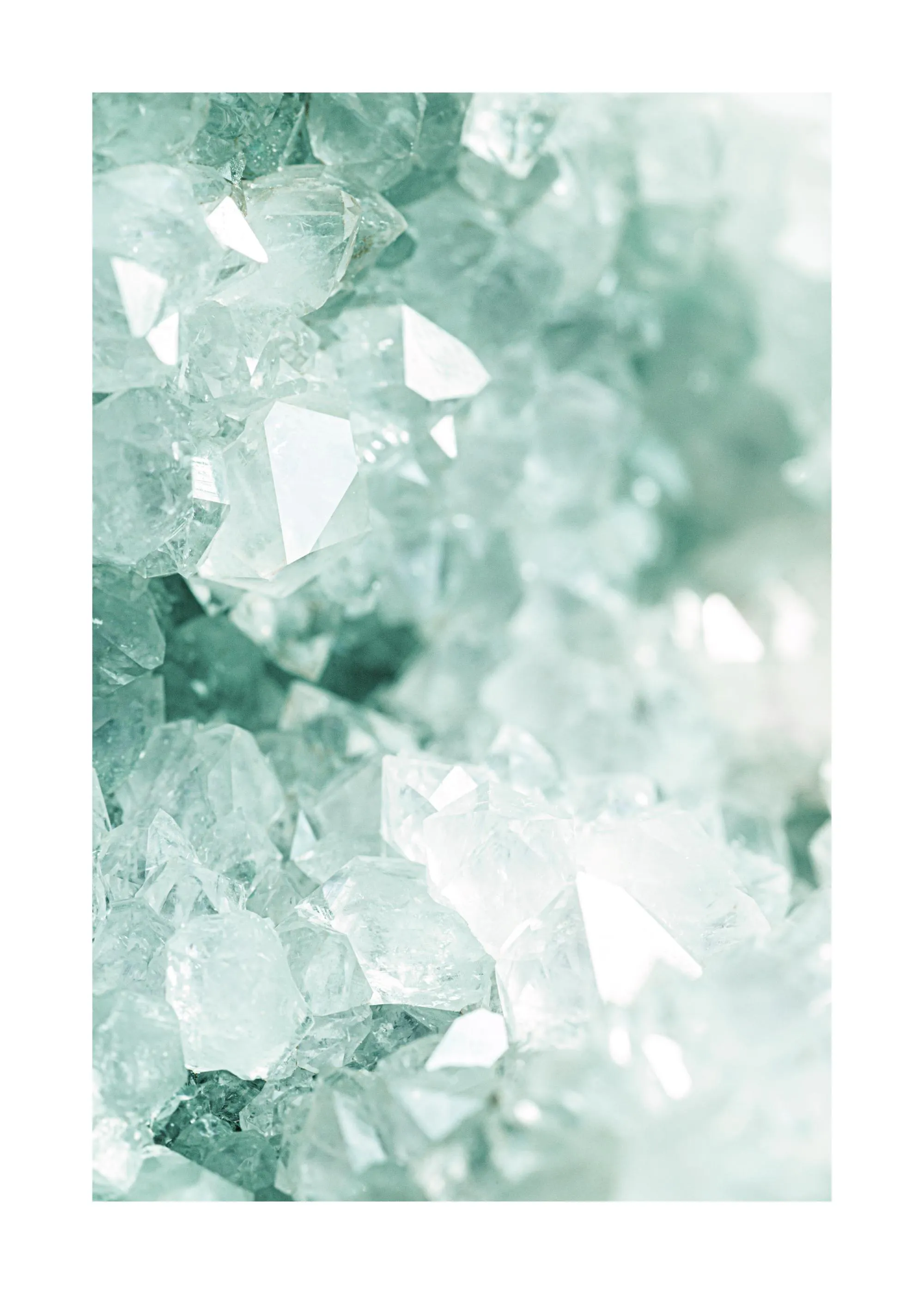 En poster som visar en närbild av glittrande gröna och vita kristaller med skarpa kanter.