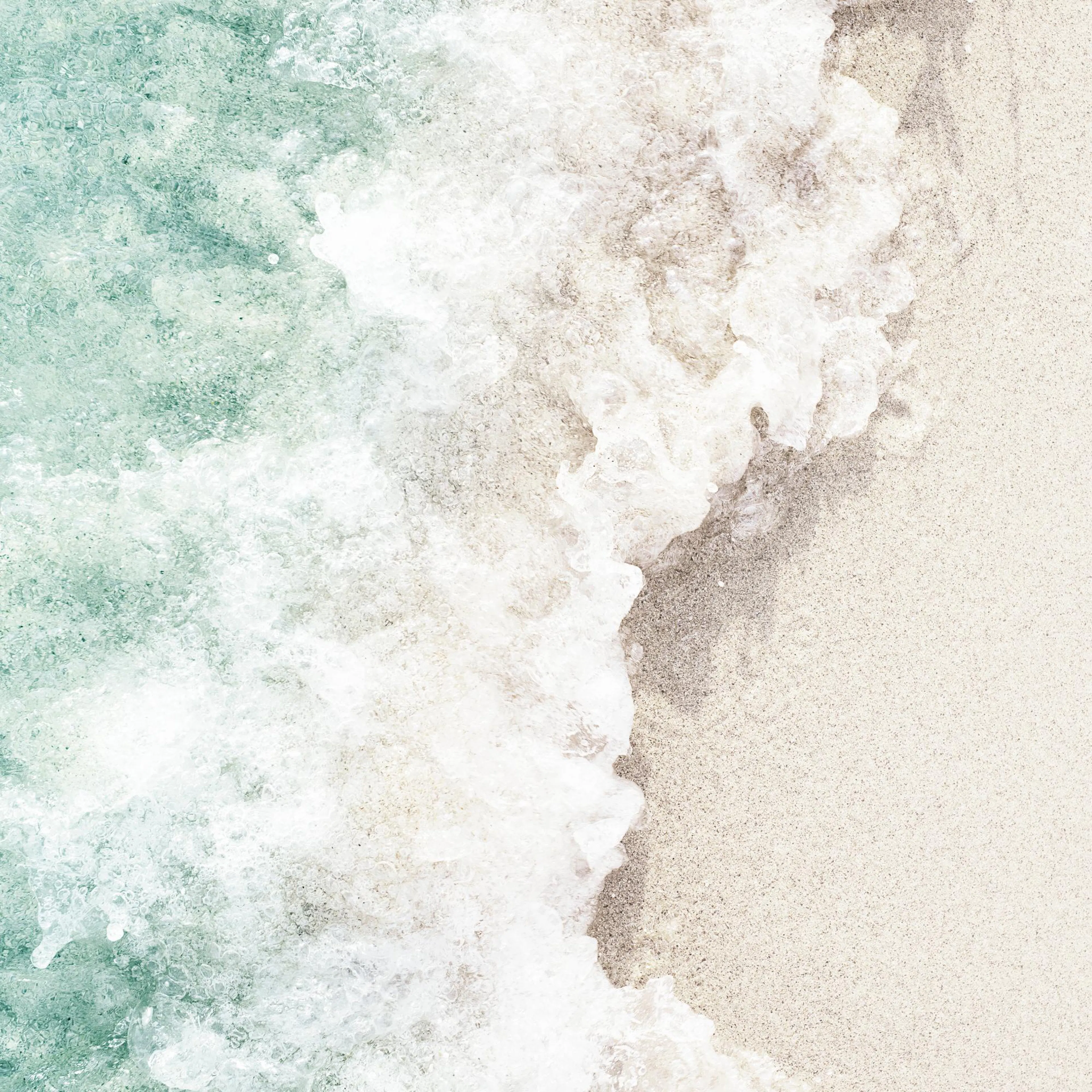 Poster dune vague turquoise et blanche sécrasant sur le sable beige, vue den haut.