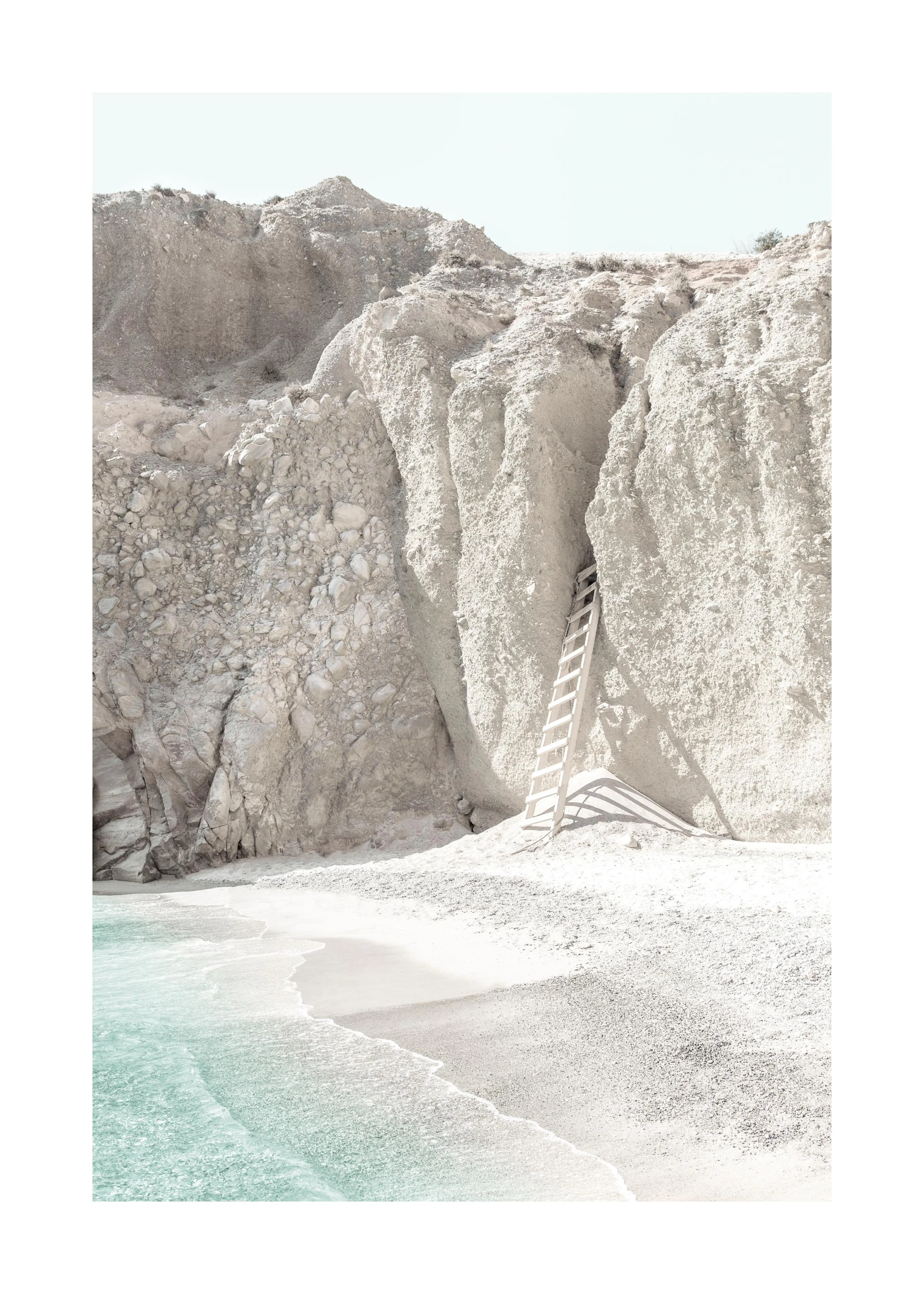 En poster av en ljus strand med azurblått vatten och en stege som lutar mot en vit klippa.