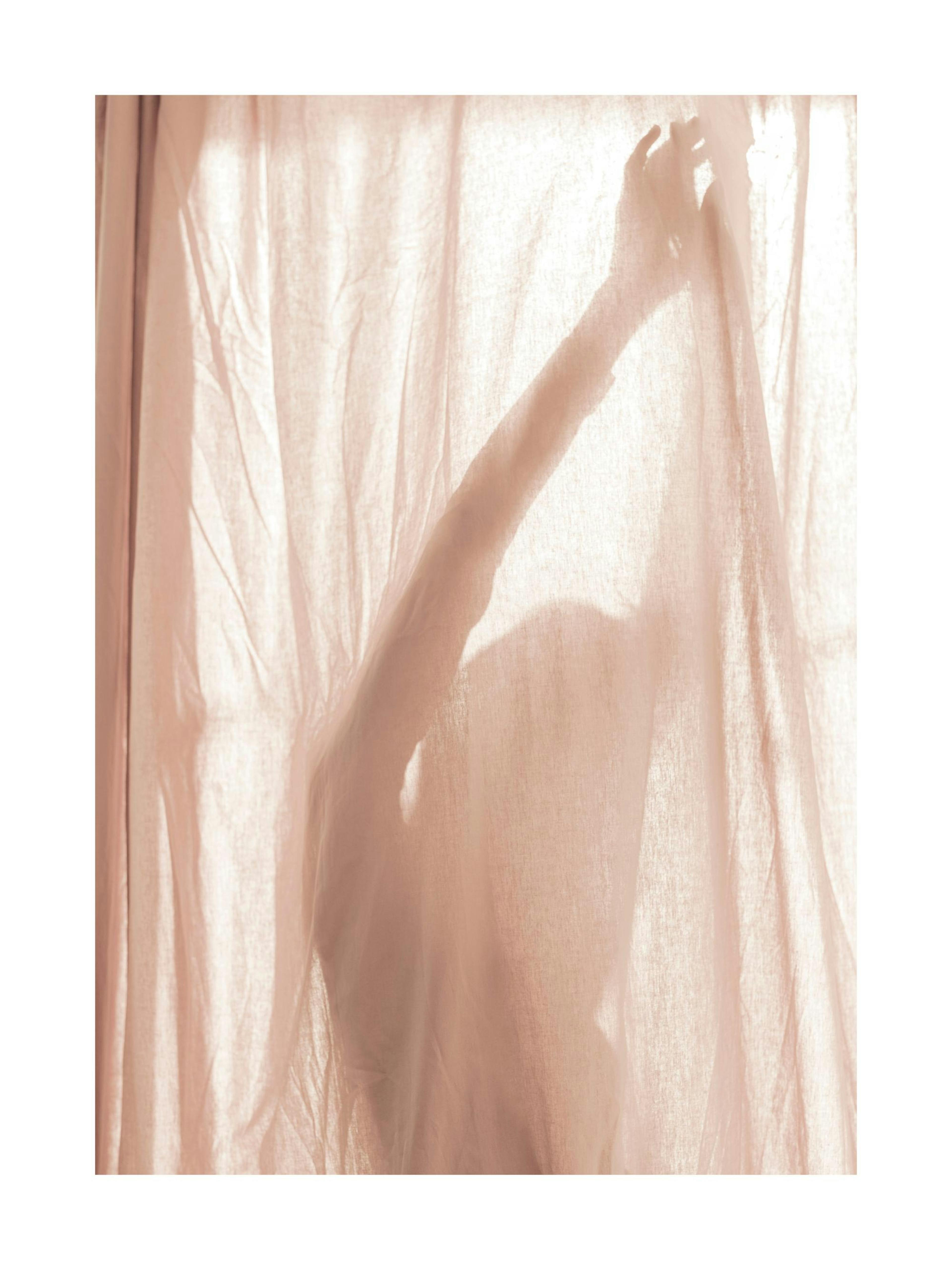 분홍색 천 뒤에 가려진 사람의 팔과 몸통 실루엣이 보이는 포스터