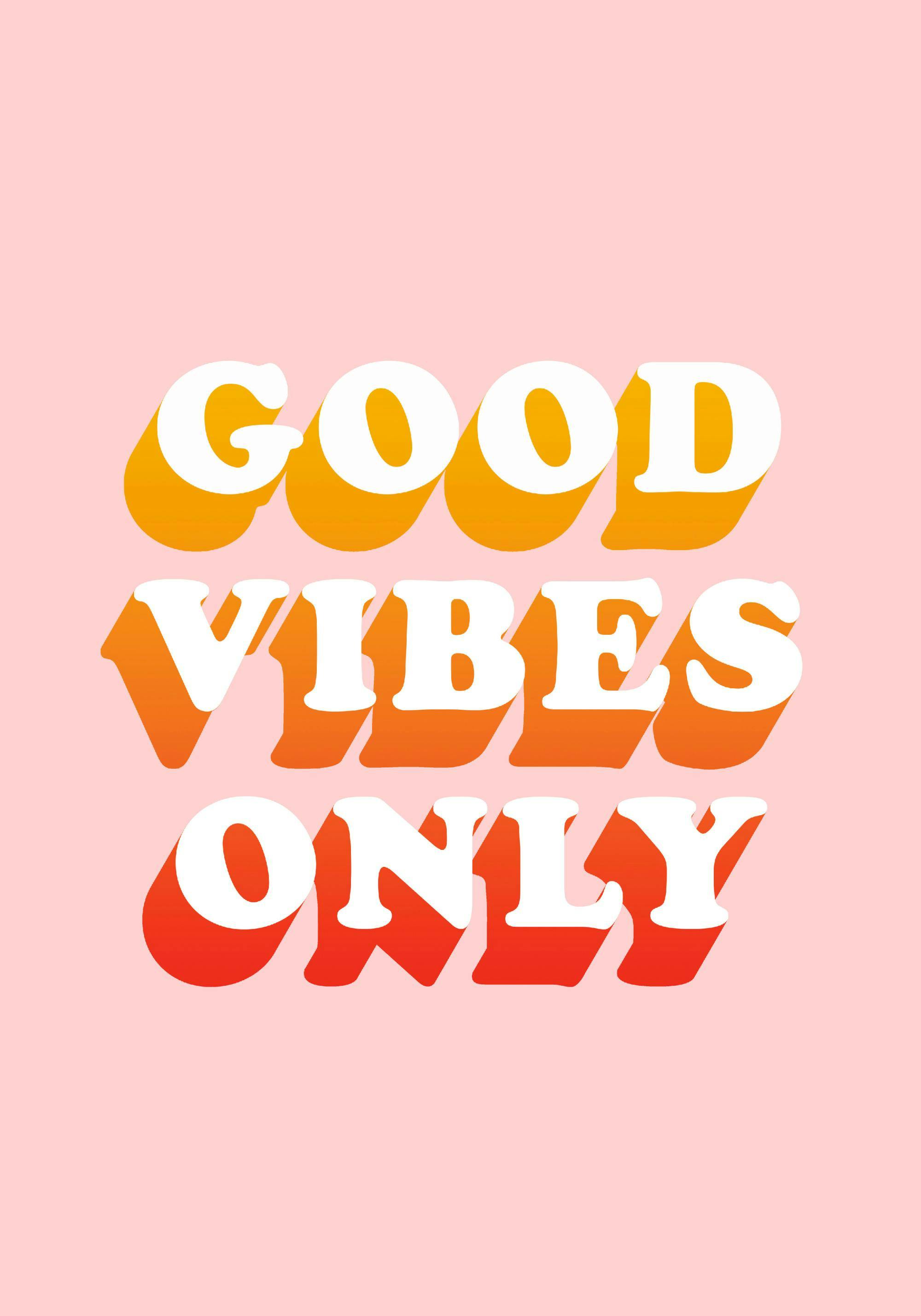 Un poster rosa con la scritta GOOD VIBES ONLY in bianco, arancione e rosso.