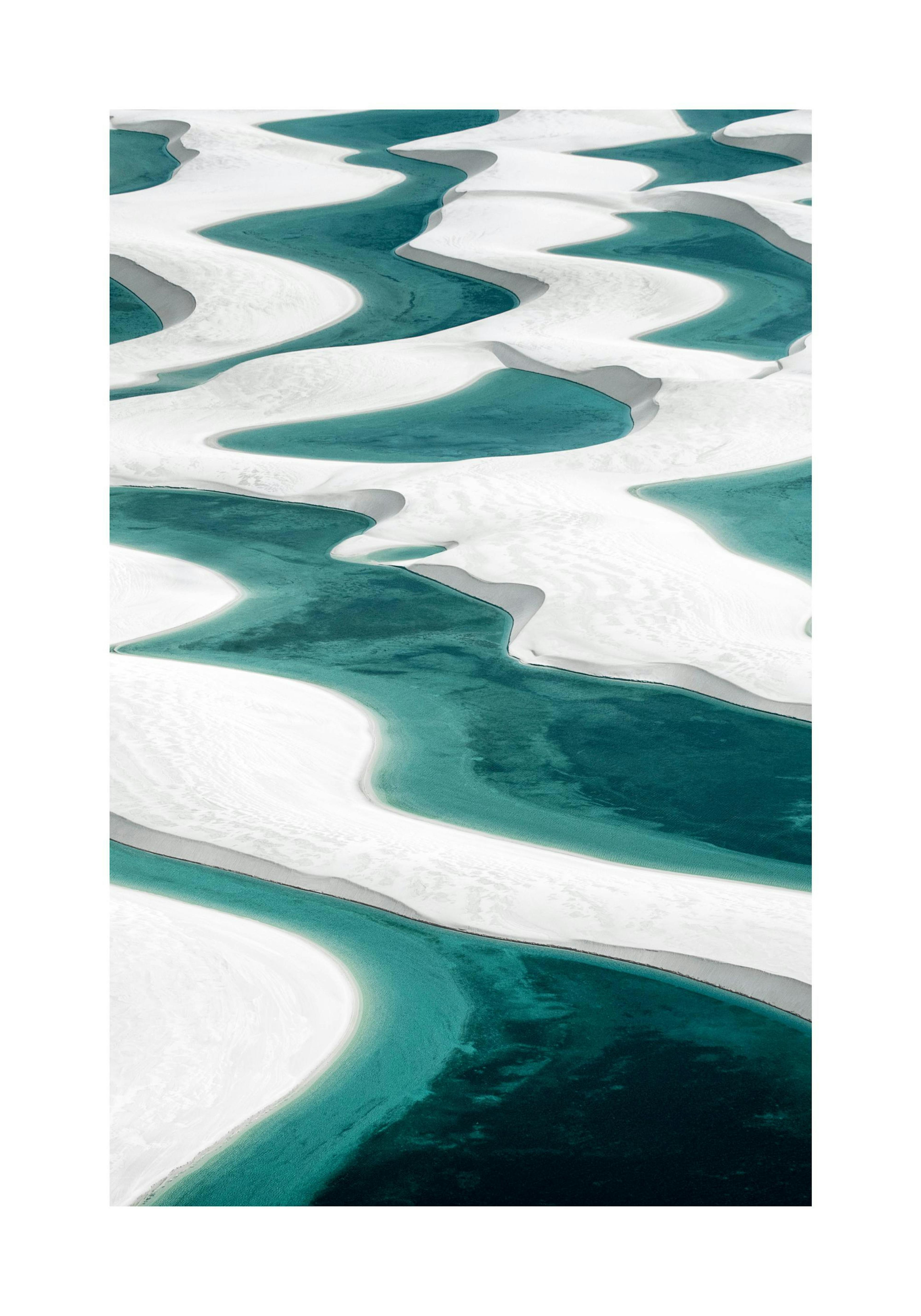 Póster de dunas de arena blanca onduladas con lagunas de agua azul-verde brillante, vista aérea.