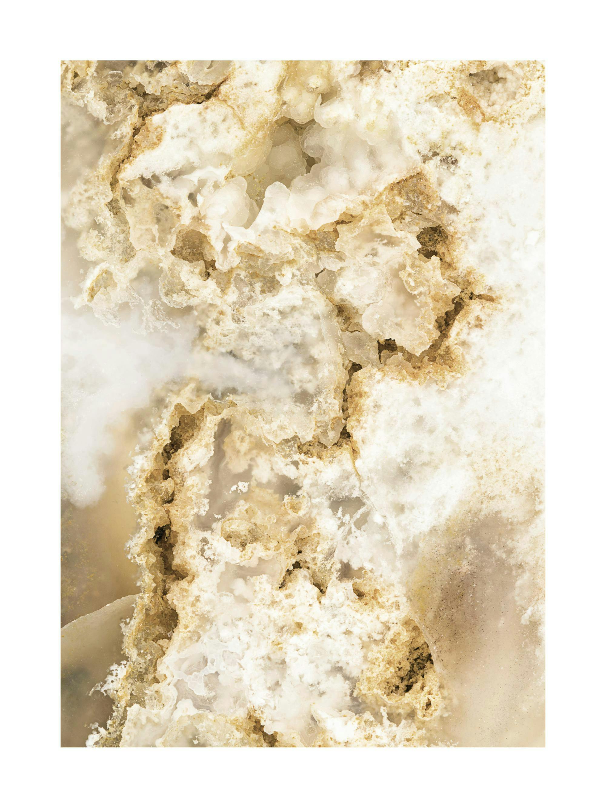Een poster met een gedetailleerde close-up van een geode, met witte en beige kristalformaties.