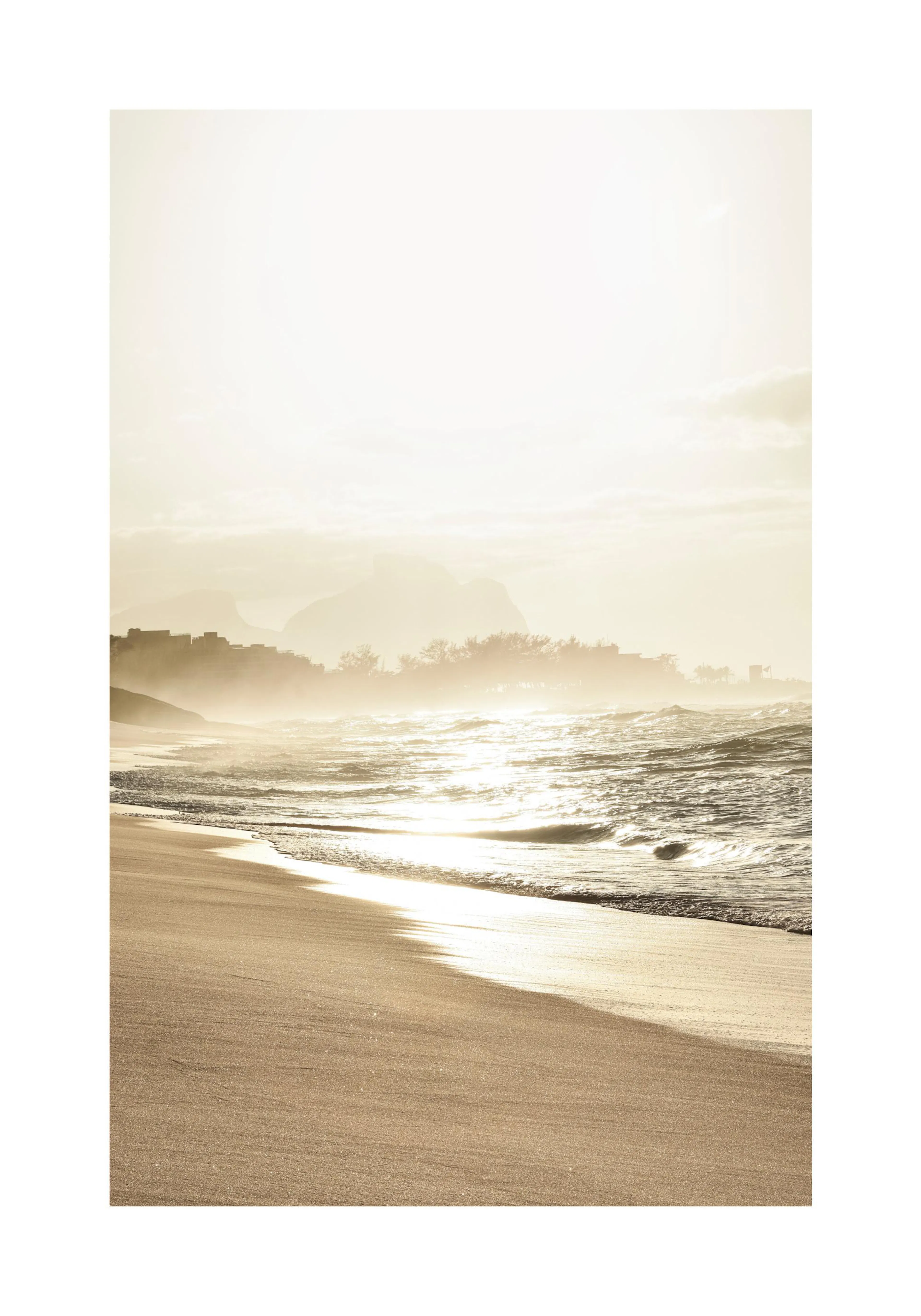 Poster: Ein sonniger Strand mit goldenem Sand und glitzernden Wellen bei Sonnenuntergang.