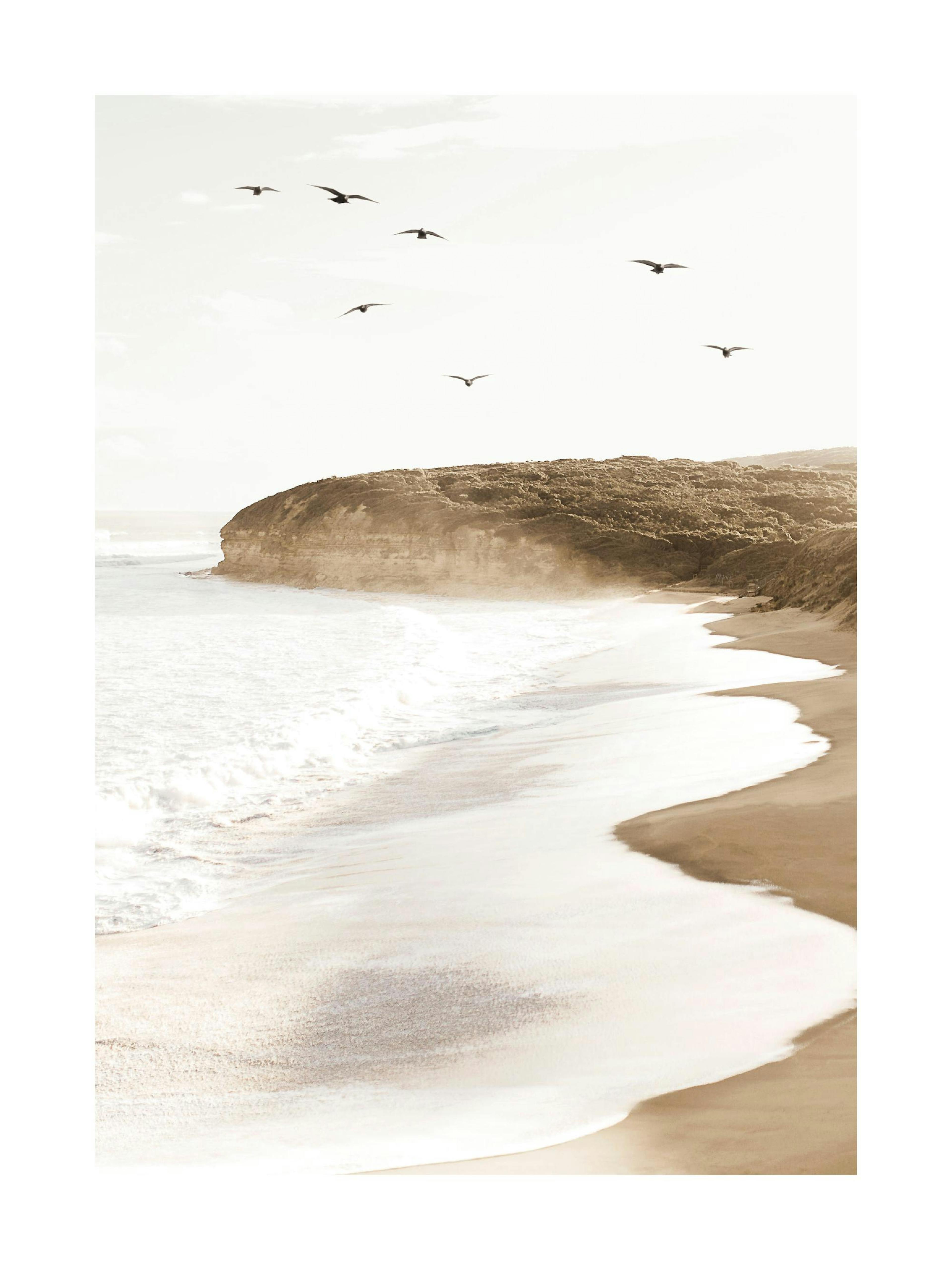 Poster einer sonnigen Strandlandschaft mit Wellen, einem bewachsenen Felsen und fliegenden Vögeln am Himmel.