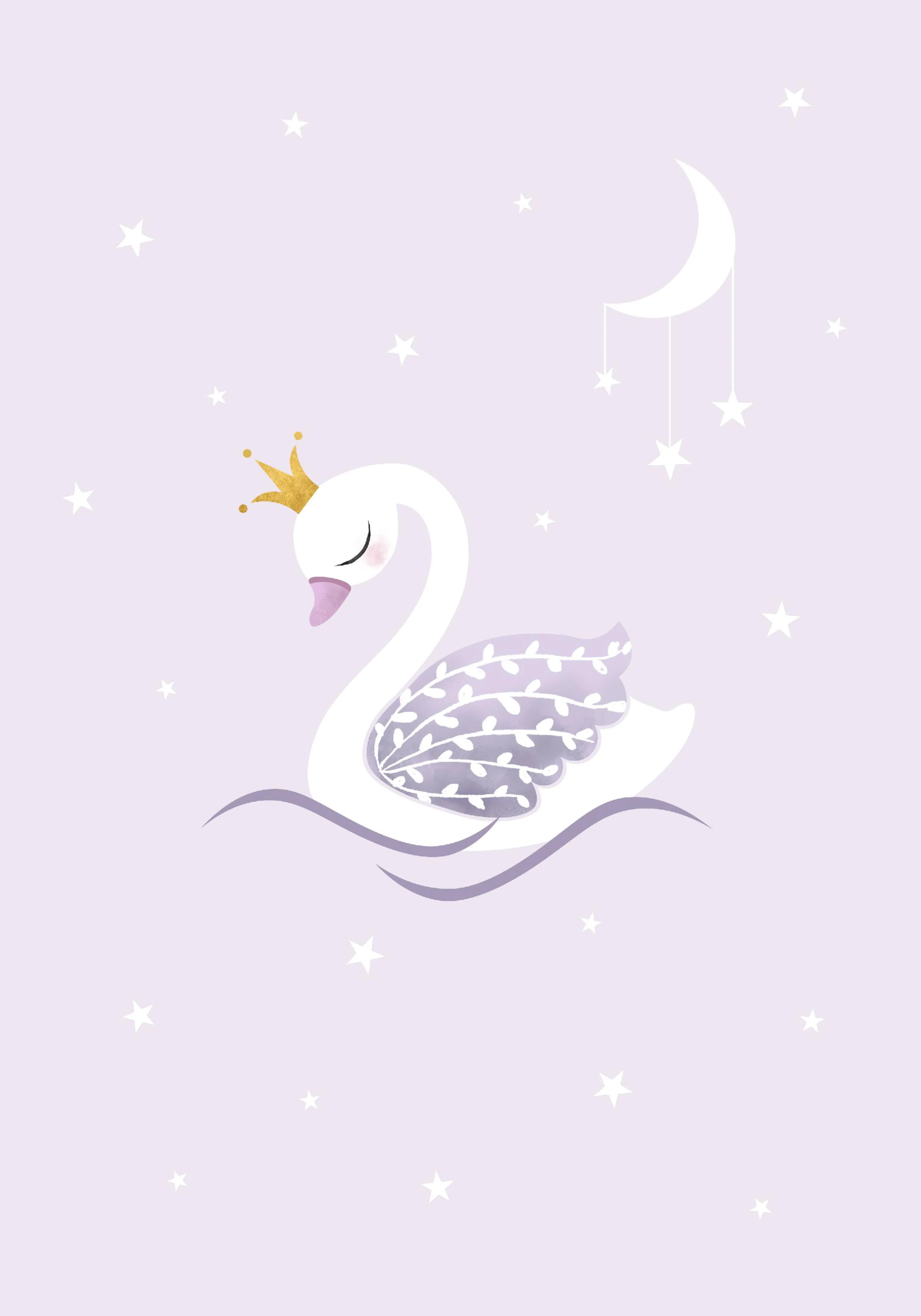 Poster: Ein niedlicher weißer Schwan mit goldener Krone und lila Flügeln schwimmt auf lilafarbenen Wellen unter einem Mond mit S
