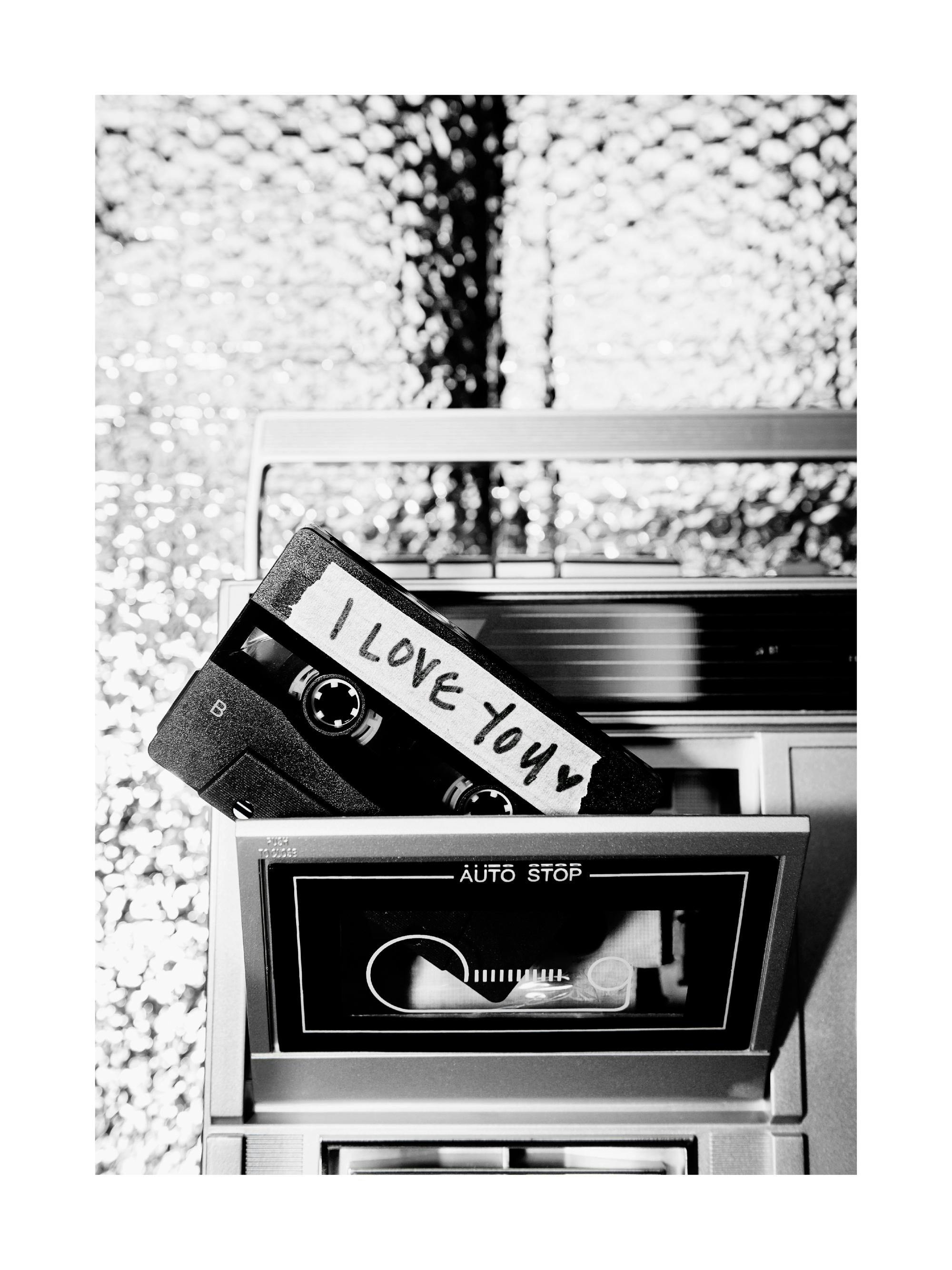 Poster in bianco e nero di una cassetta con la scritta I LOVE YOU inserita in un registratore.