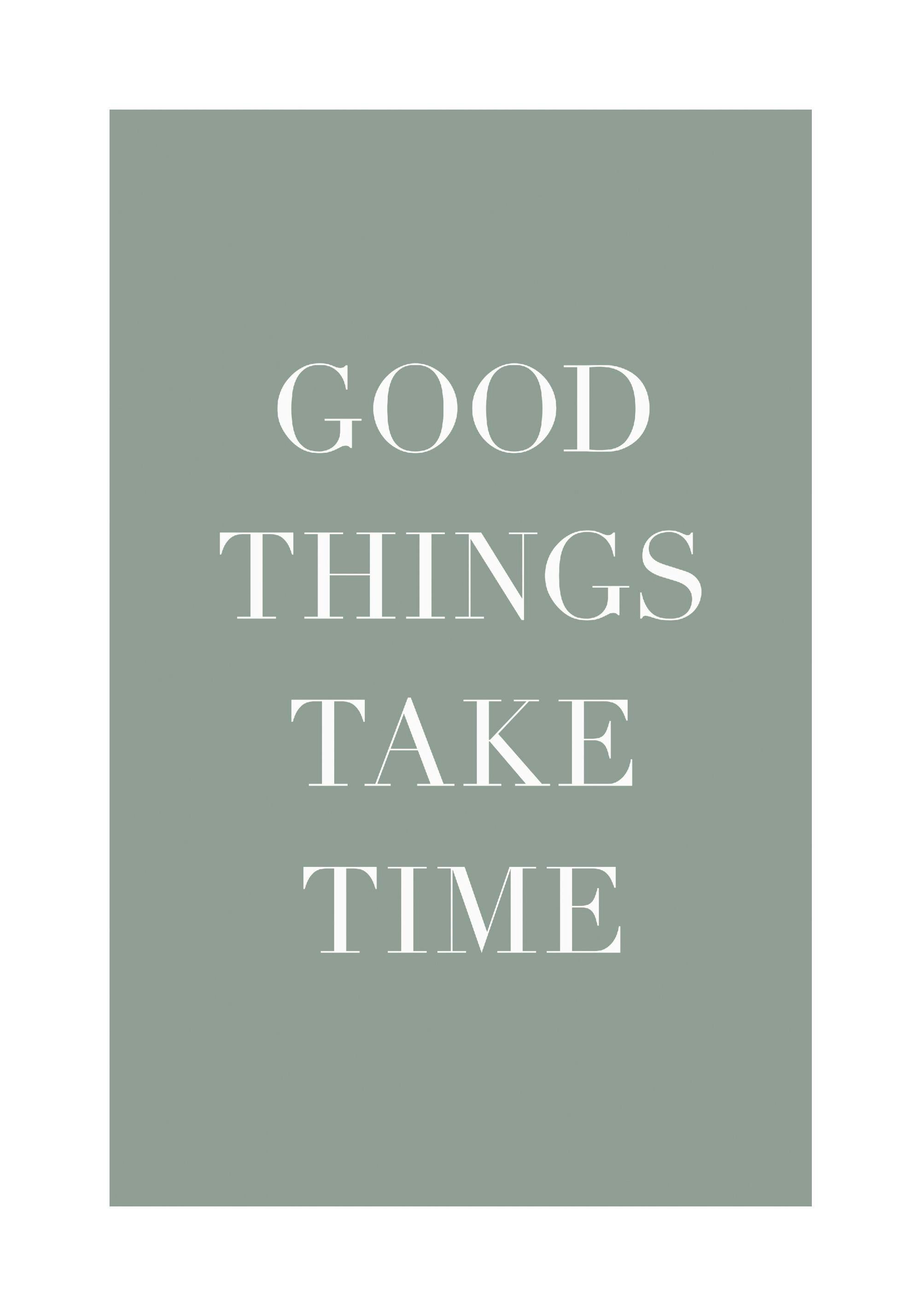 Een poster met de witte tekst GOOD THINGS TAKE TIME op een rustige, grijsgroene achtergrond.