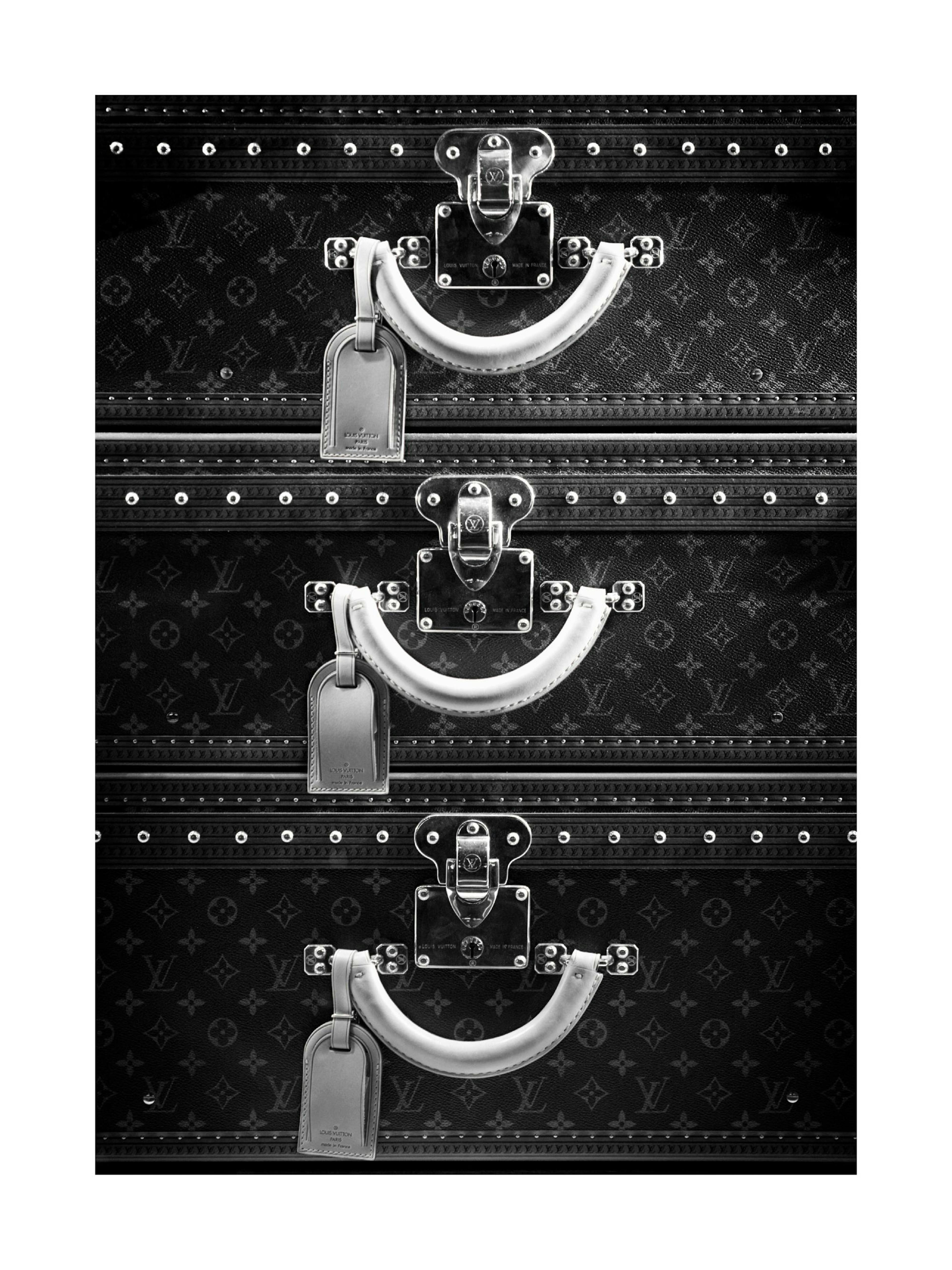 Póster de un diseño repetido de baúles de lujo con asas de cuero blanco y cierres metálicos en blanco y negro.