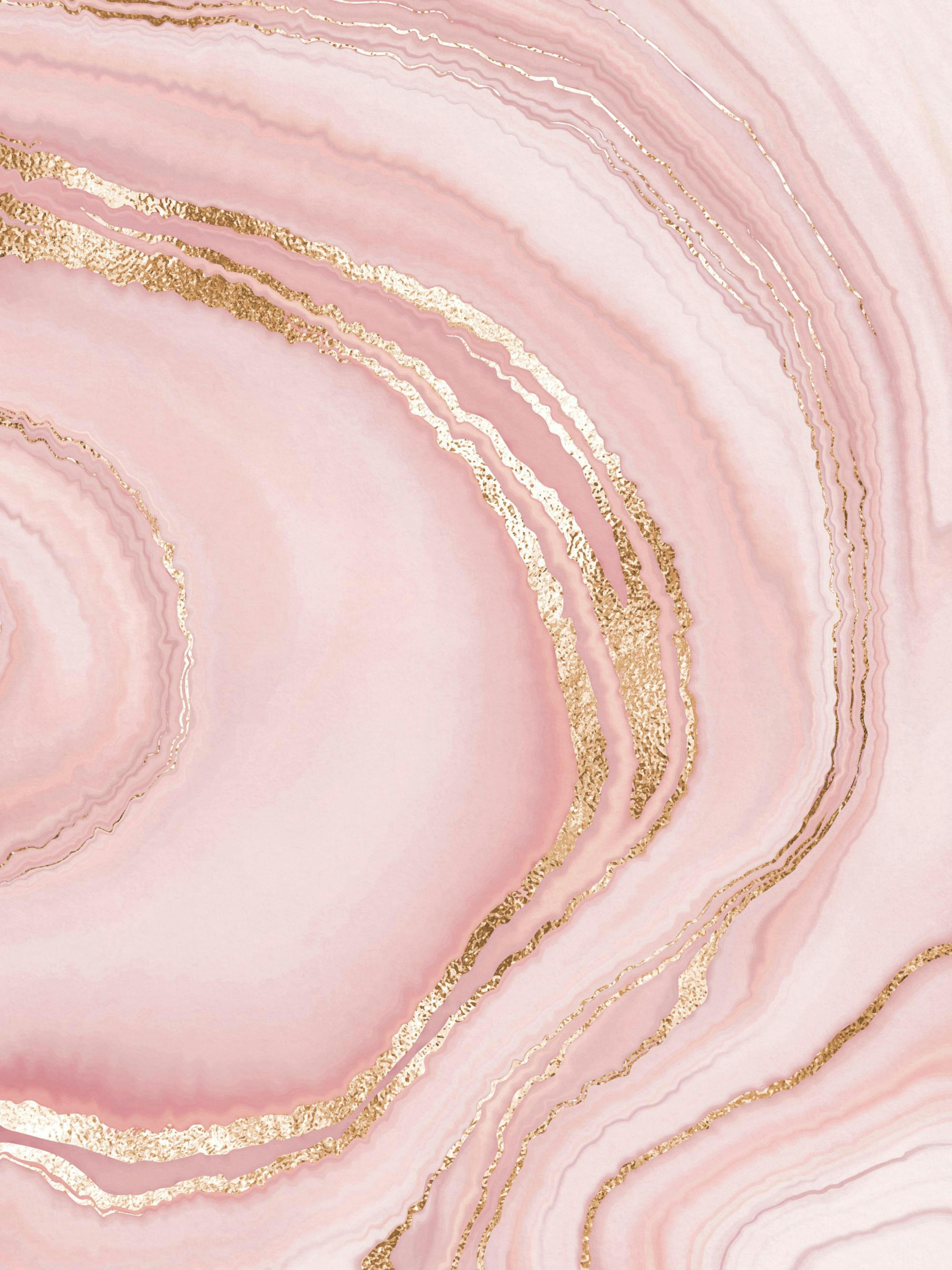 En plakat med rosa og lysebrune marmorerte mønstre med gullfargede, glitrende linjer.