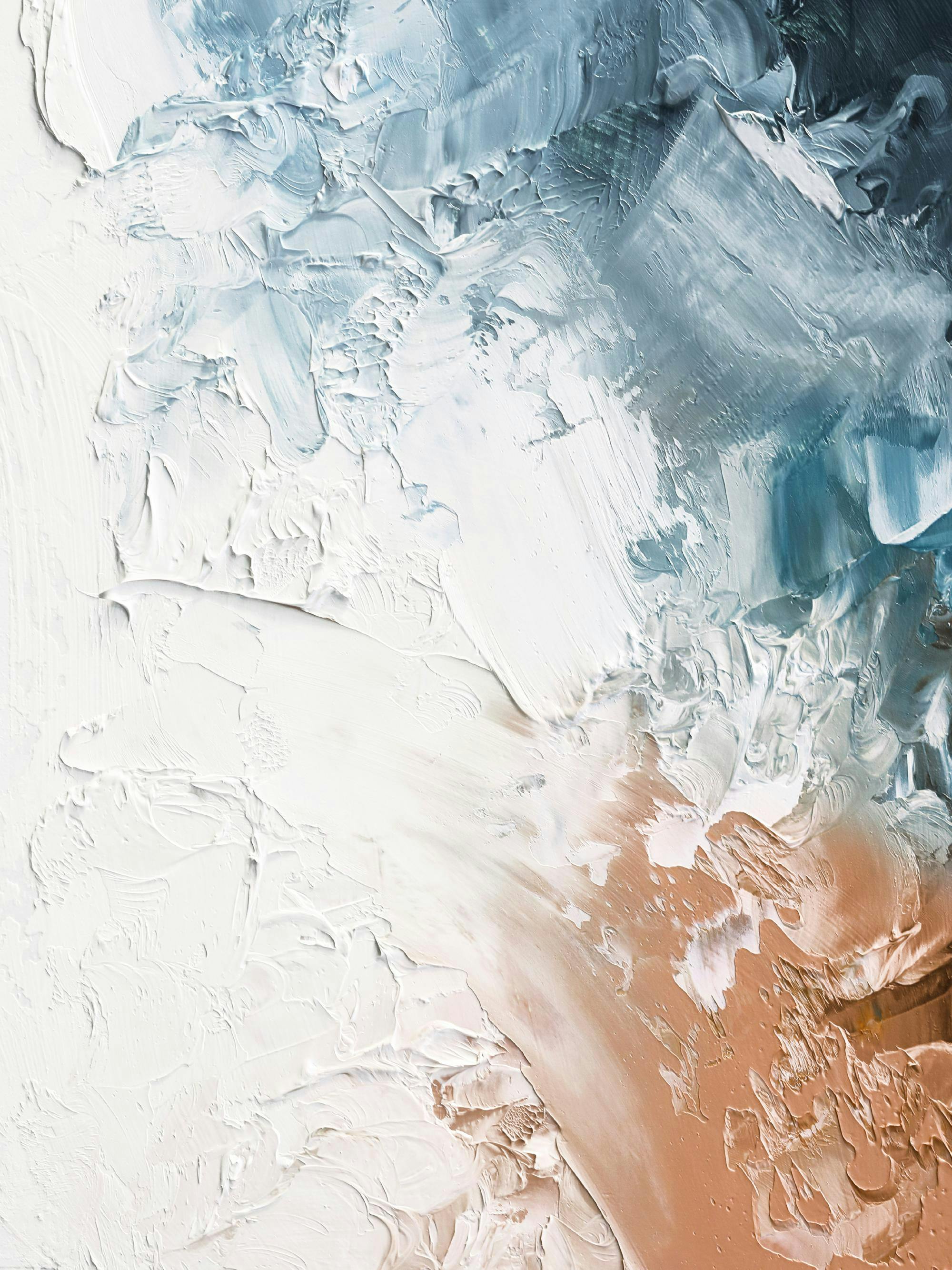 Póster de pintura abstracta texturizada con tonos blancos, azules y marrones, creando un efecto de relieve.