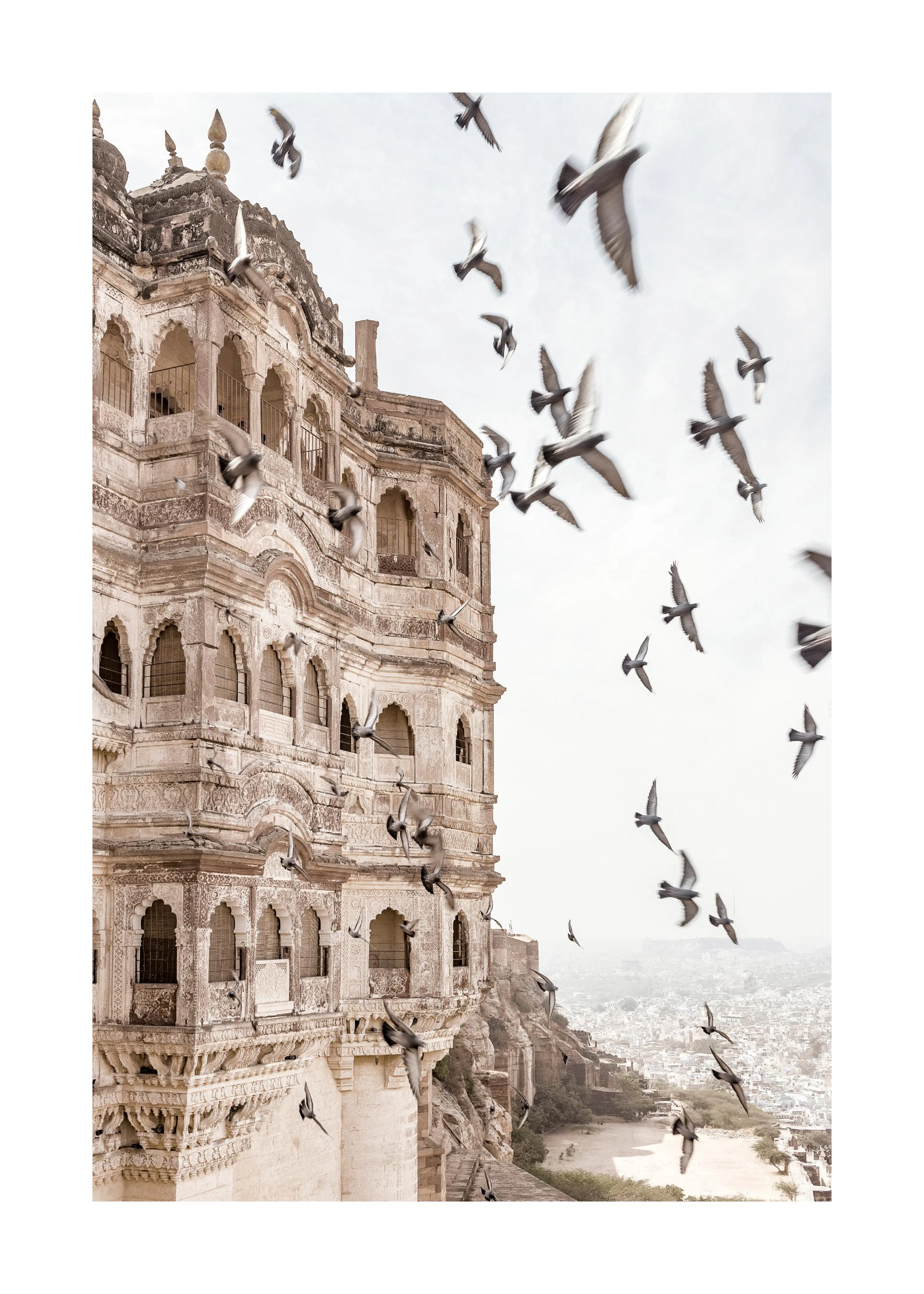 Póster de un antiguo edificio de piedra con palomas volando sobre un paisaje urbano brumoso.