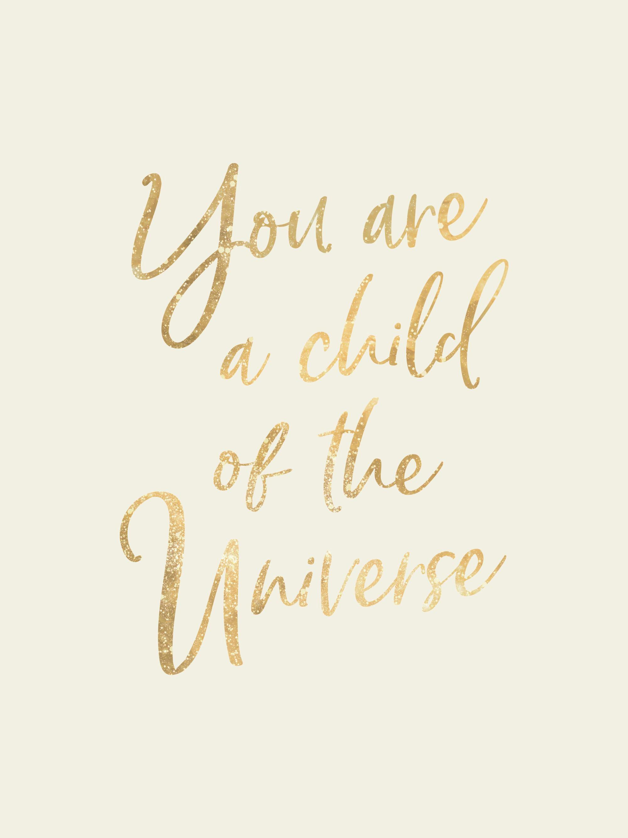 베이지색 배경에 금색 스크립트 서체로 You are a child of the Universe 문구가 새겨진 포스터.