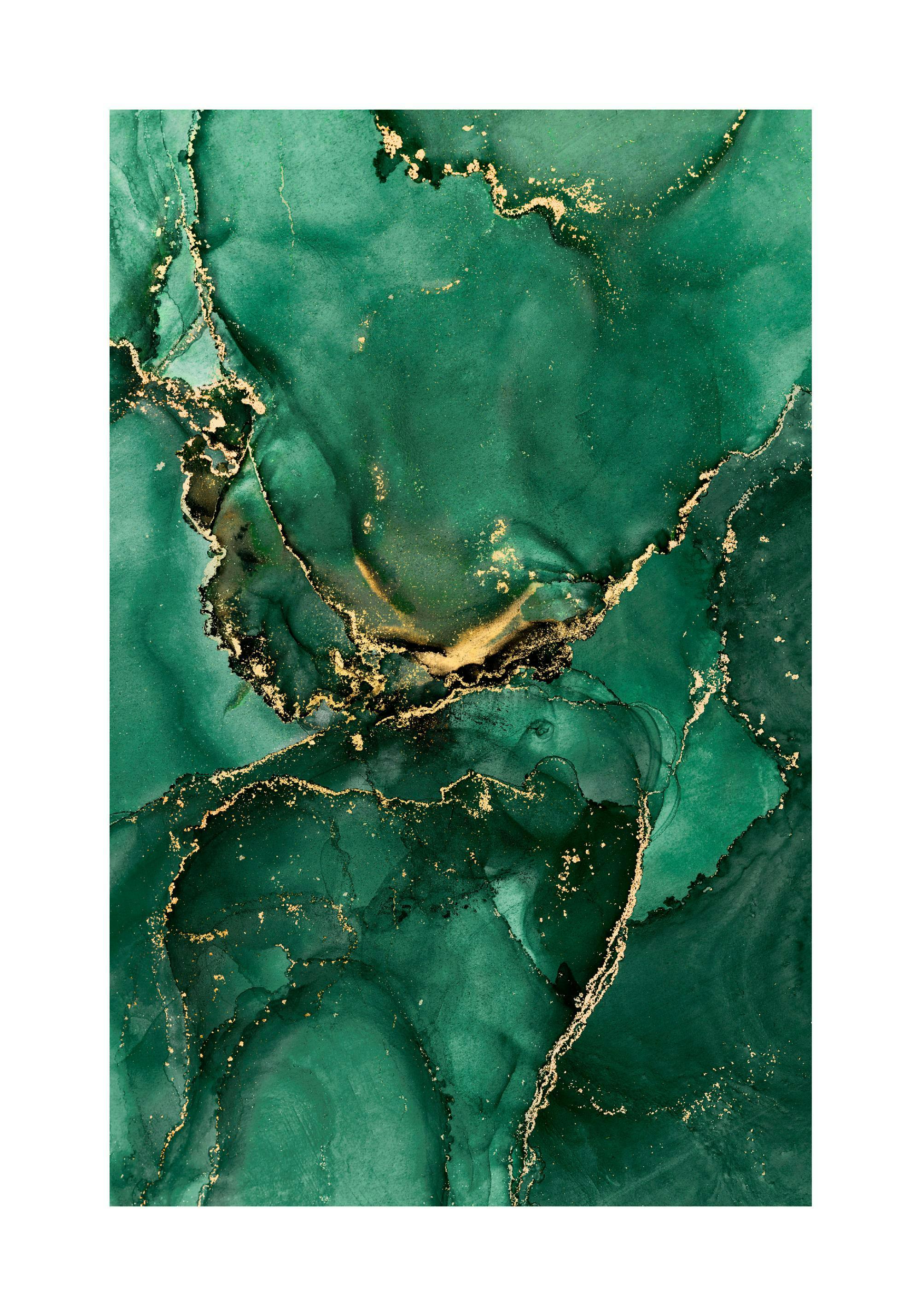 Een poster met een abstracte weergave van donkergroene en smaragdgroene inkt, vermengd met gouden aders.