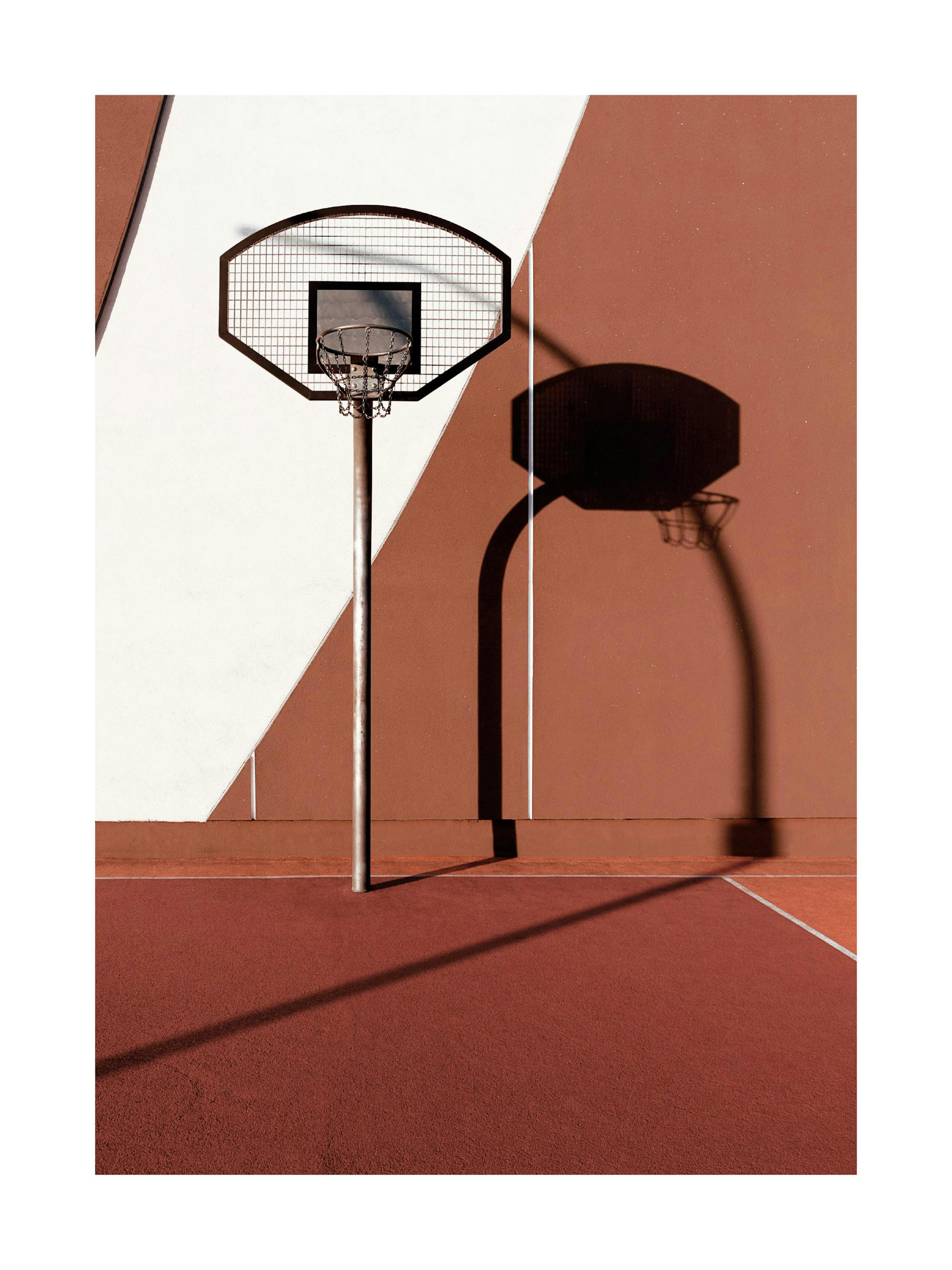 Een poster van een basketbalring met schaduw op een roodbruin en wit veld.