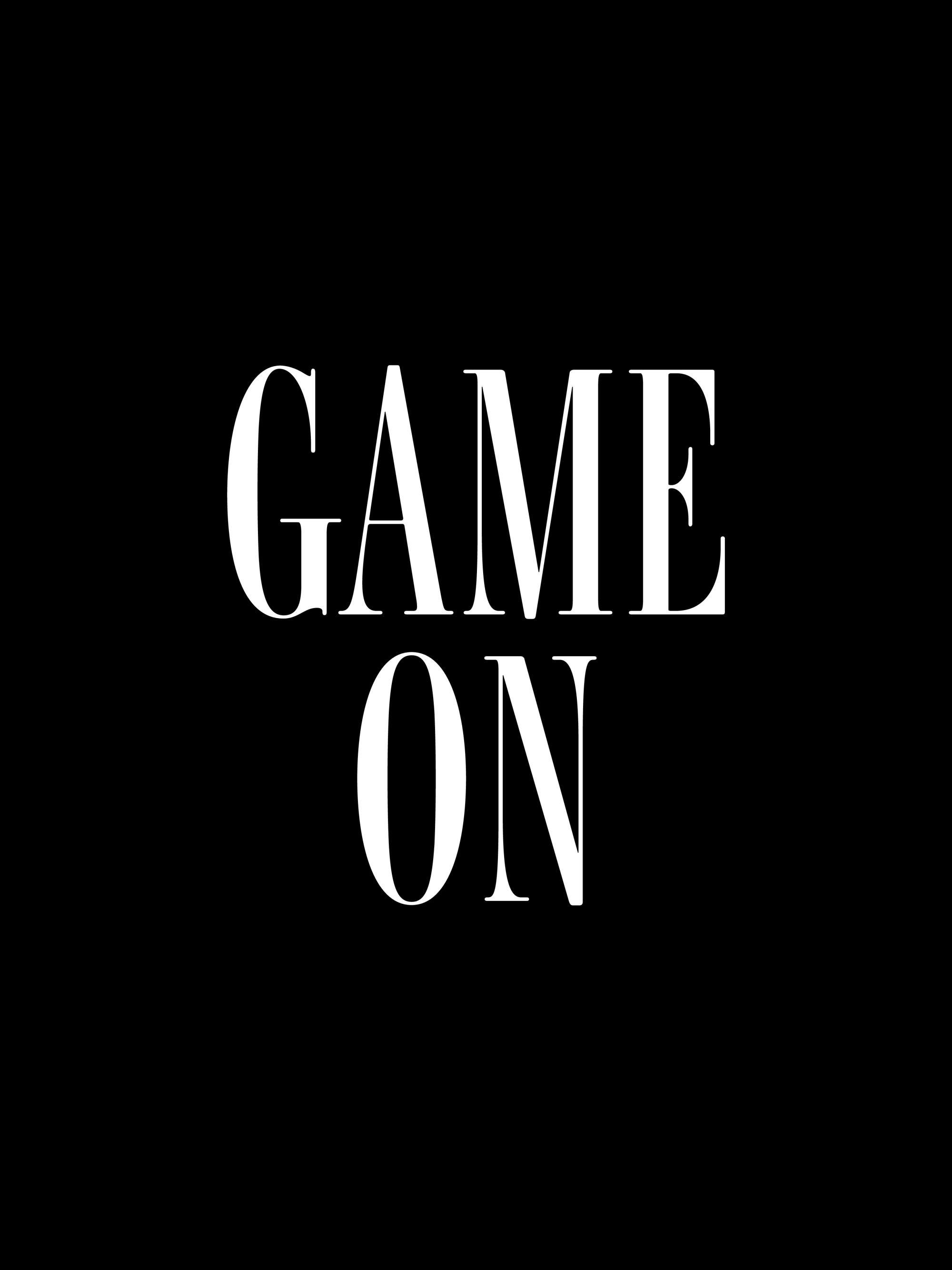 Svartvit poster med texten GAME ON i stora, vita versaler på svart bakgrund.