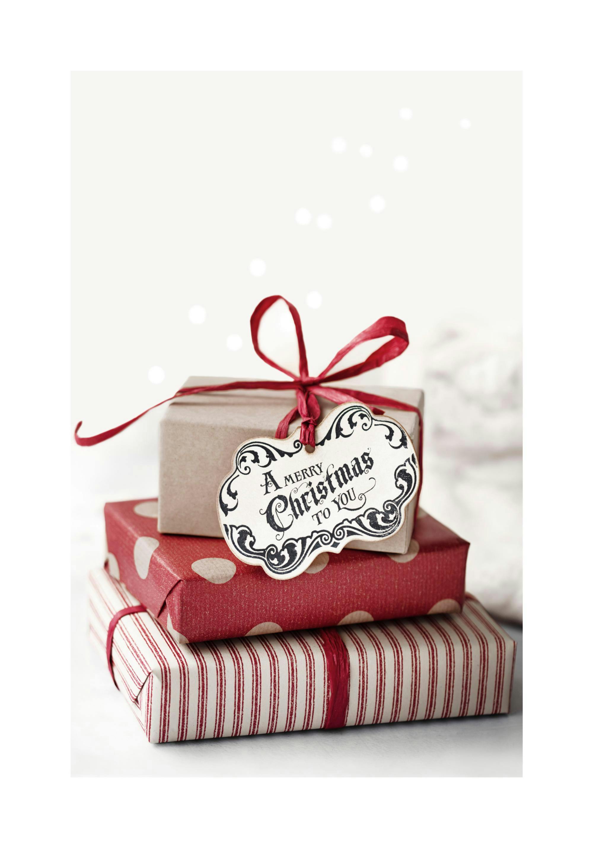 Ein Poster mit drei gestapelten Weihnachtsgeschenken, das oberste mit einem roten Band und einem Schild A Merry Christmas to You