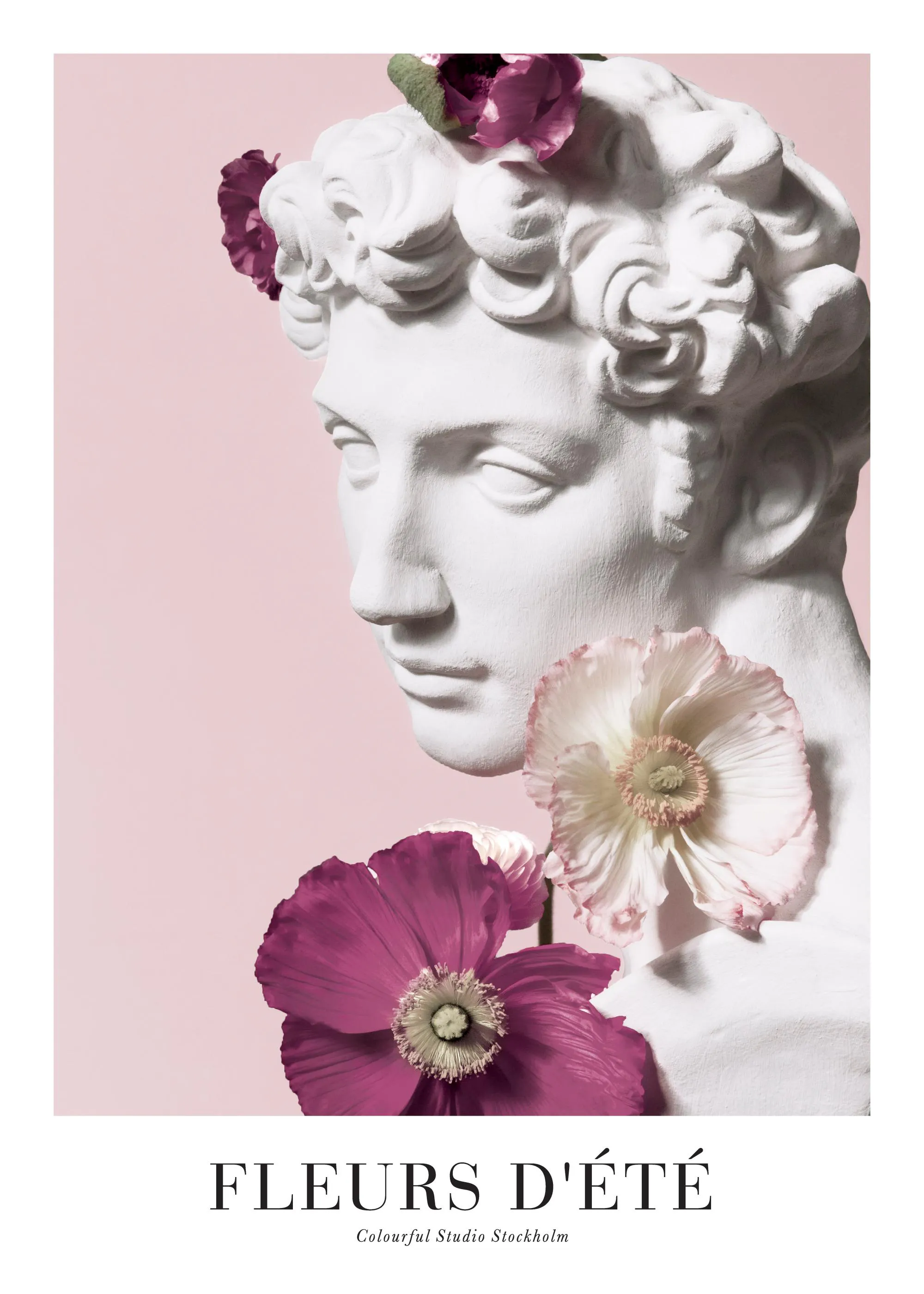 Póster de un busto de estatua clásica blanca decorado con flores fucsias y rosas sobre fondo rosado.