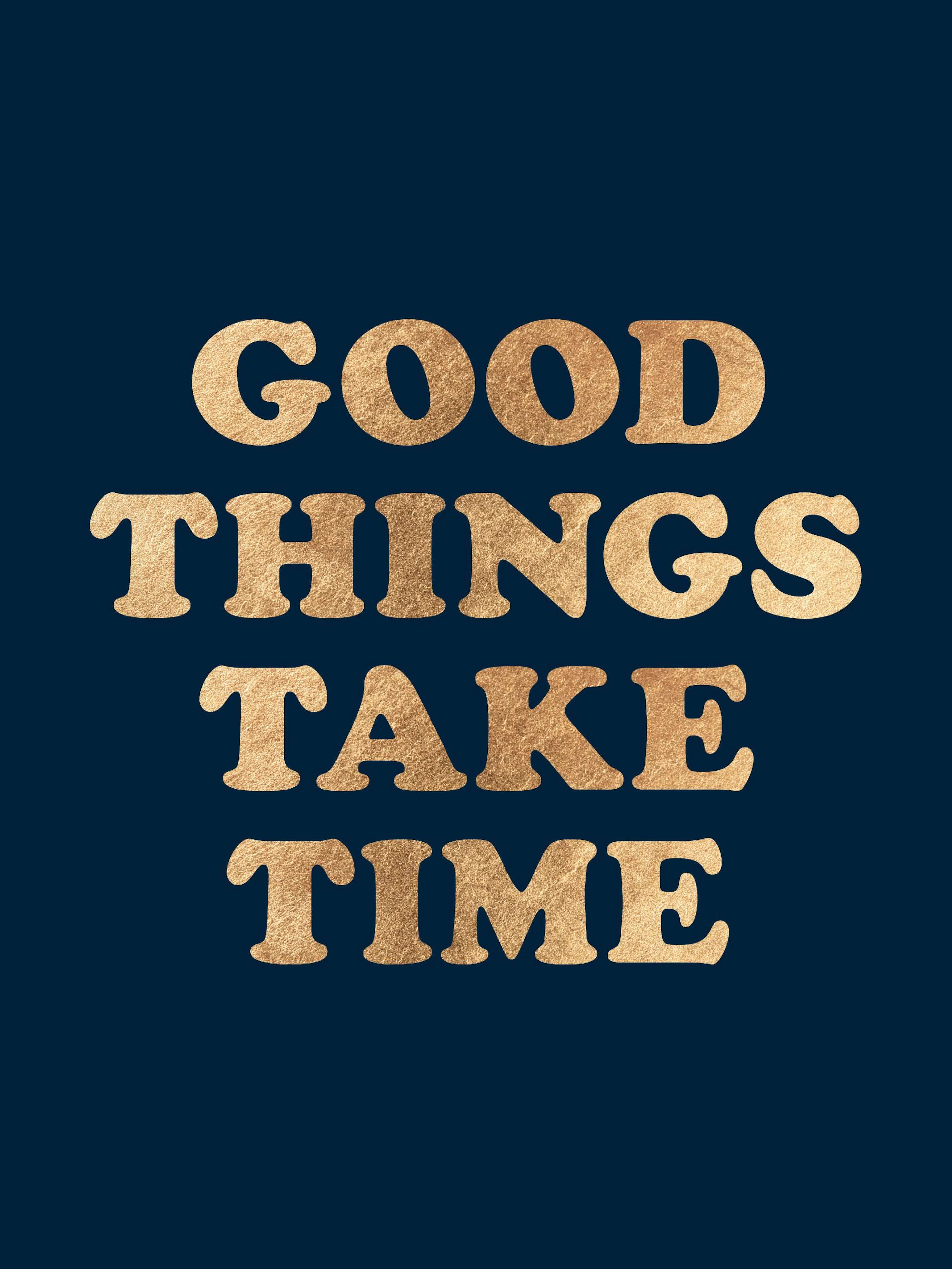 Poster avec le texte GOOD THINGS TAKE TIME en lettres dorées texturées sur un fond bleu marine.