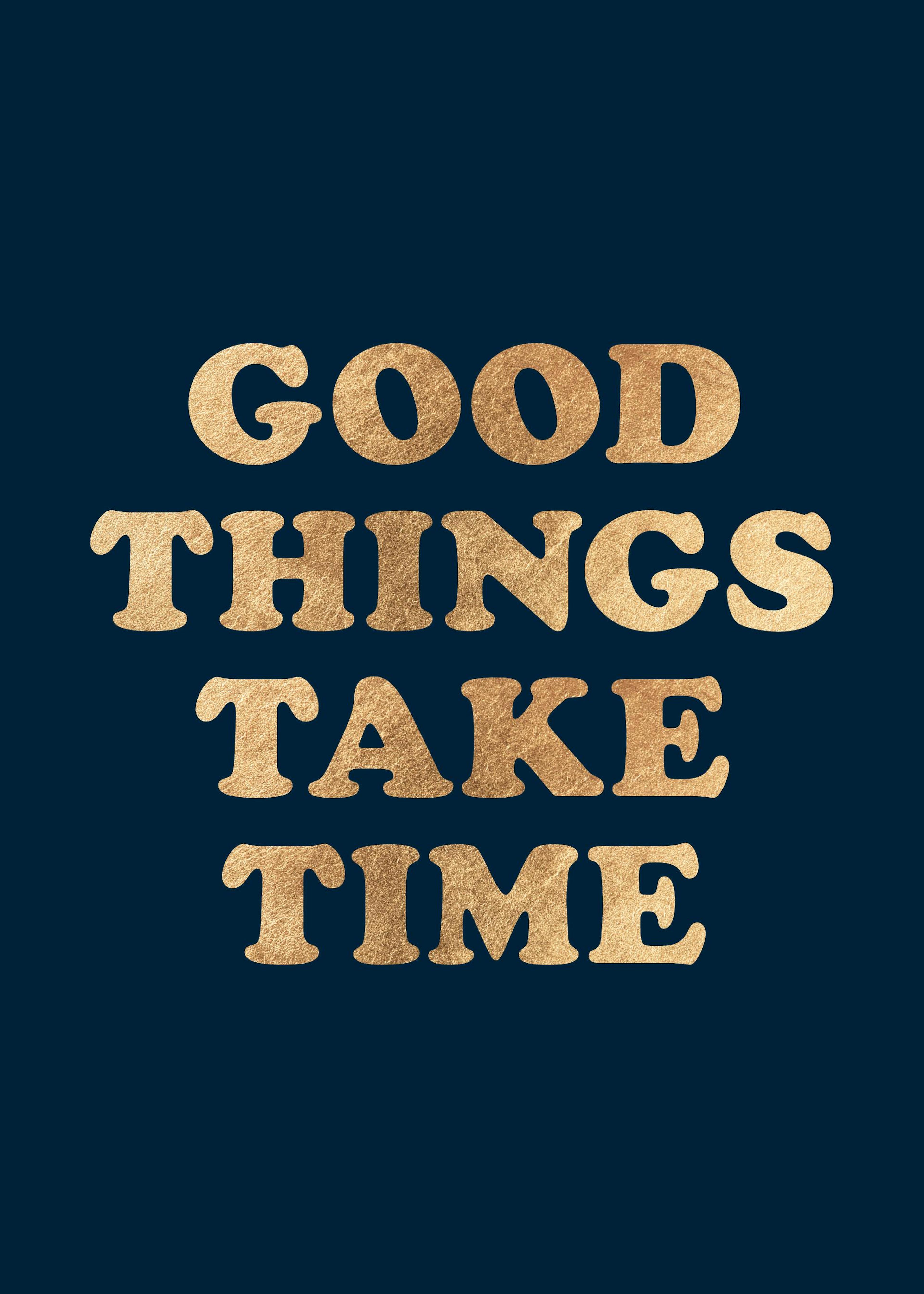 Poster avec les mots Good Things Take Time en lettres dorées texturées sur un fond bleu foncé.