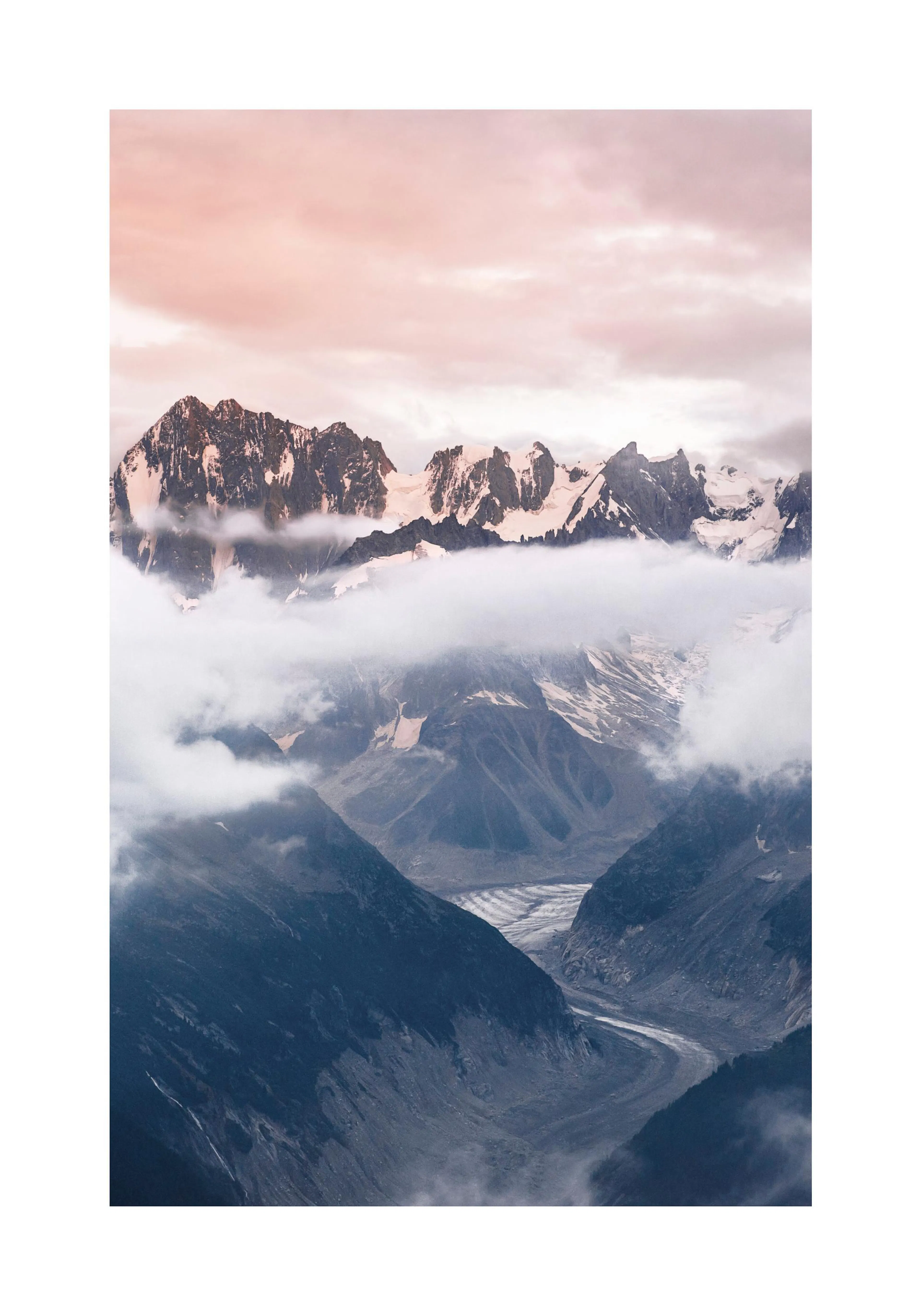Een poster van besneeuwde bergtoppen die door wolken heen steken, met een roze lucht en een gletsjer in een dal.