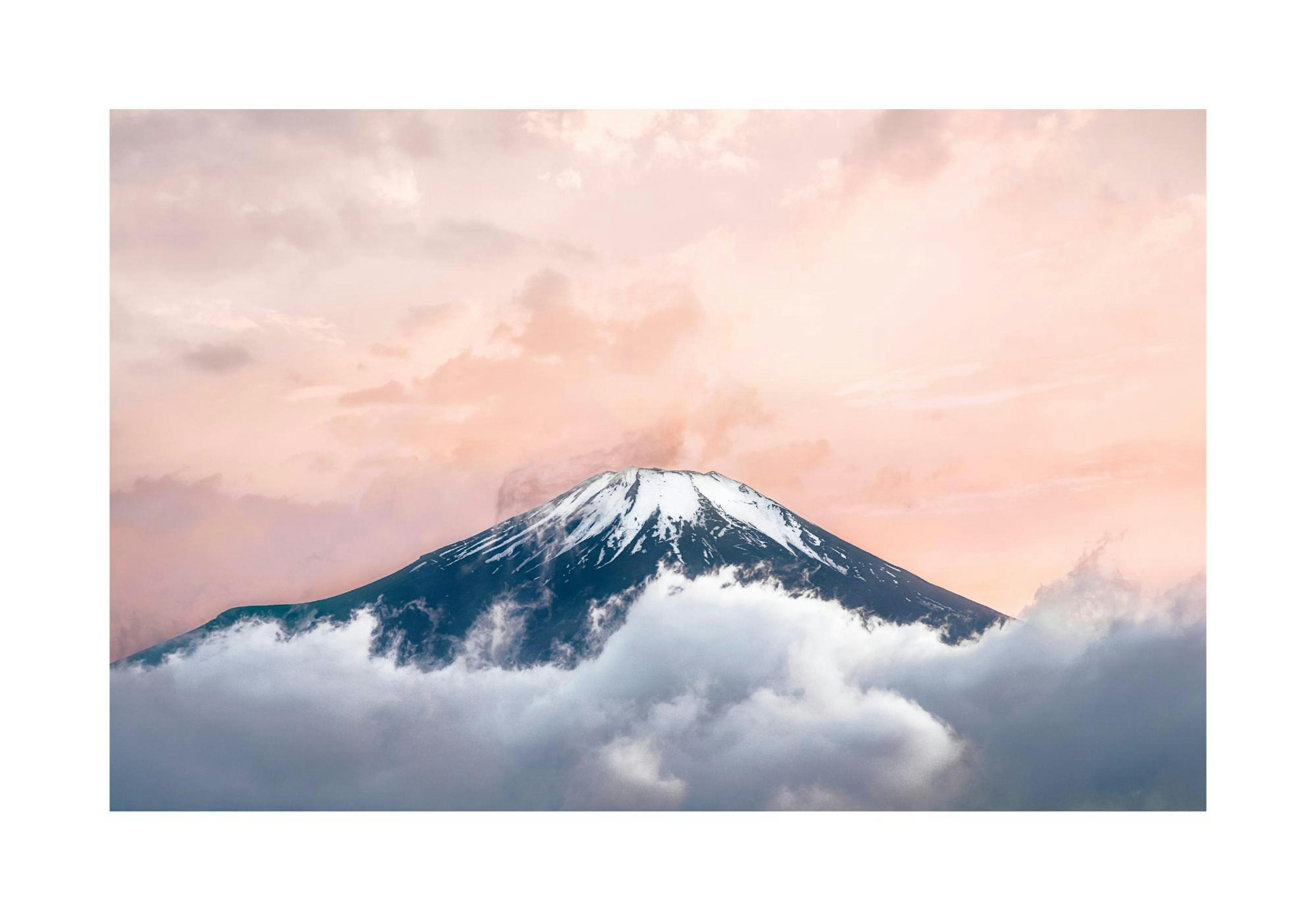 Plakat przedstawiający szczyt góry Fudżi pokryty śniegiem, otoczony chmurami na tle różowego nieba.
