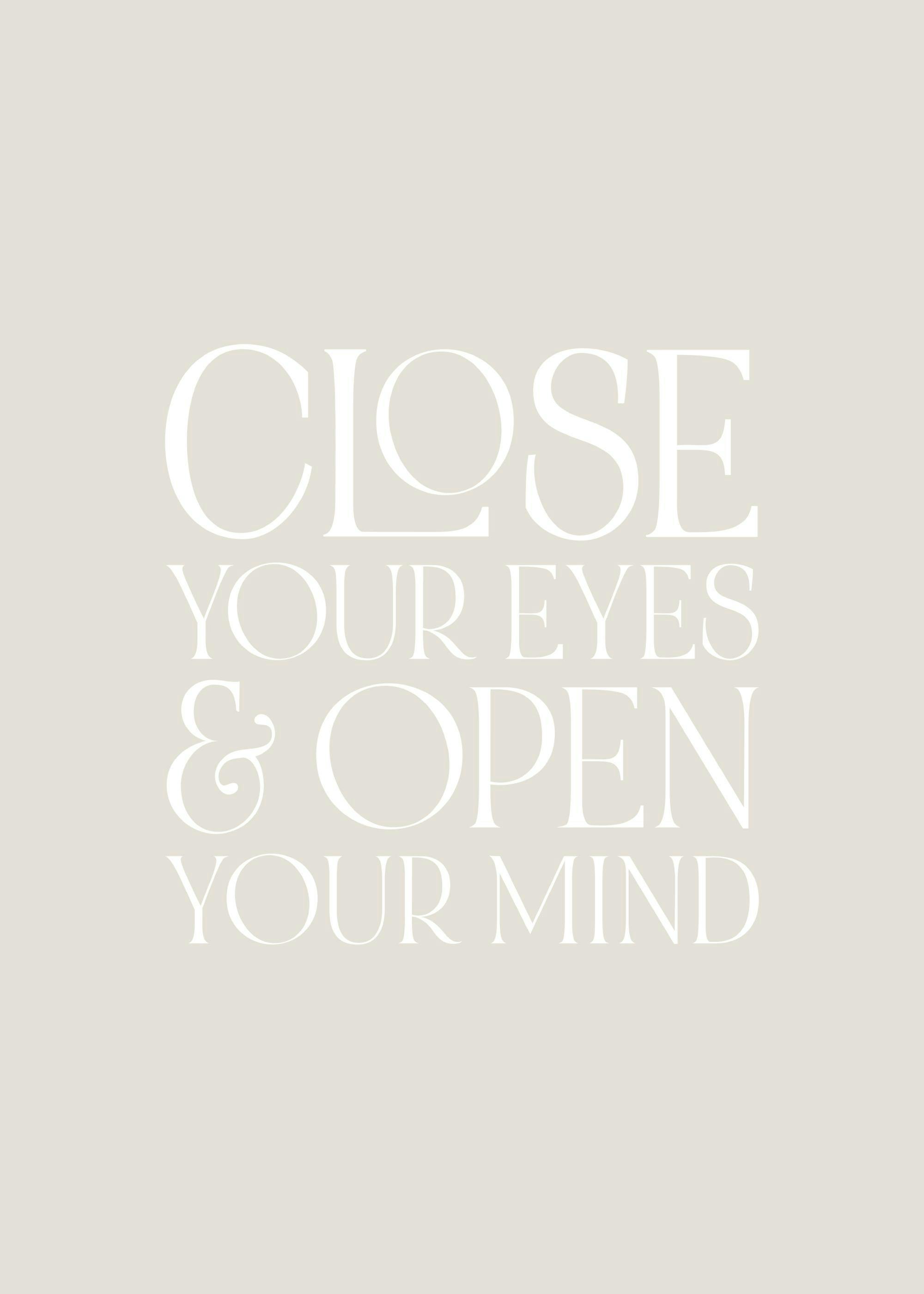Plakat med citatet CLOSE YOUR EYES & OPEN YOUR MIND i hvid tekst på en lysegrå baggrund.
