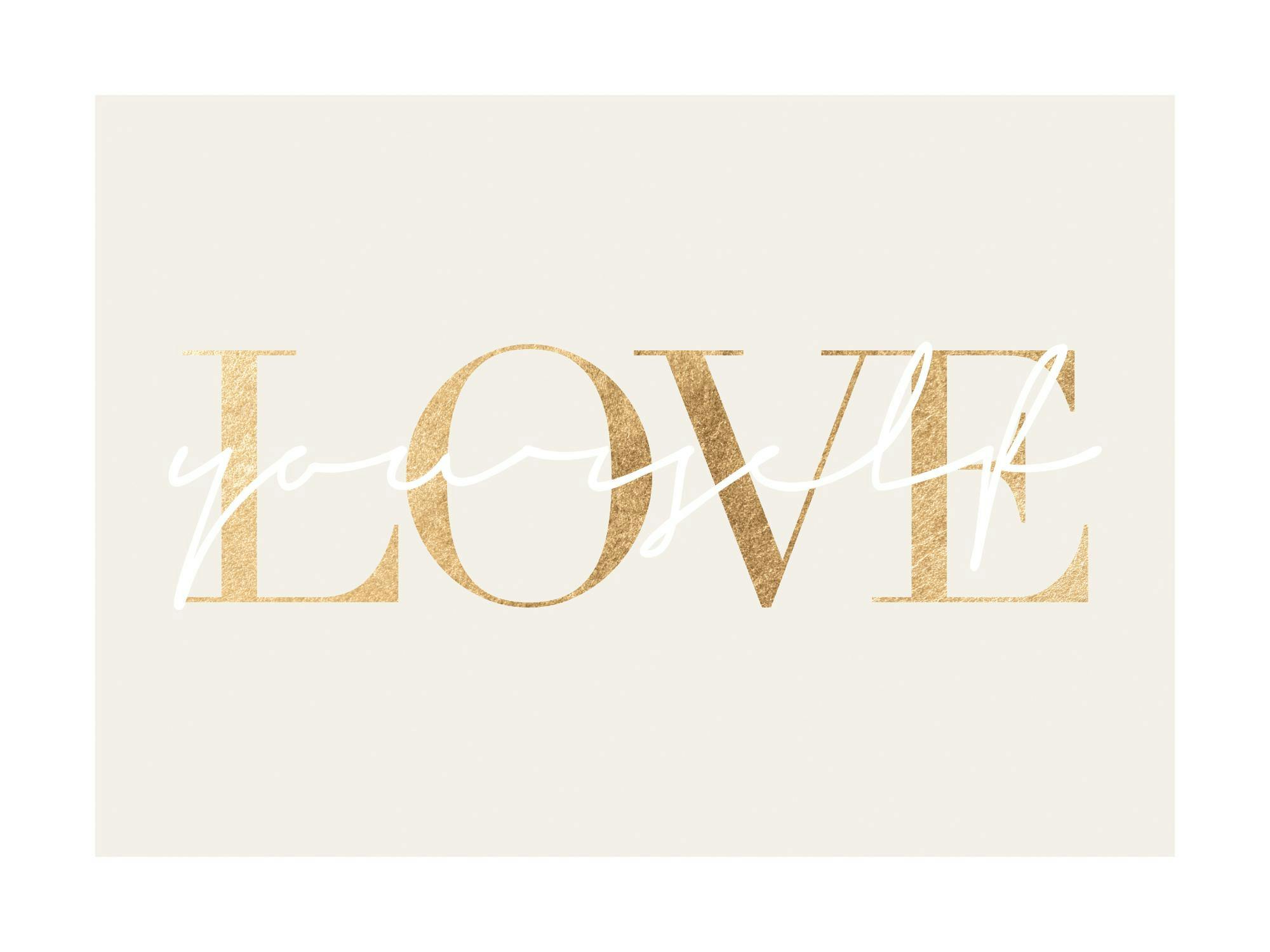 Póster minimalista con la palabra LOVE en letras doradas y yourself superpuesto en blanco sobre fondo crema.