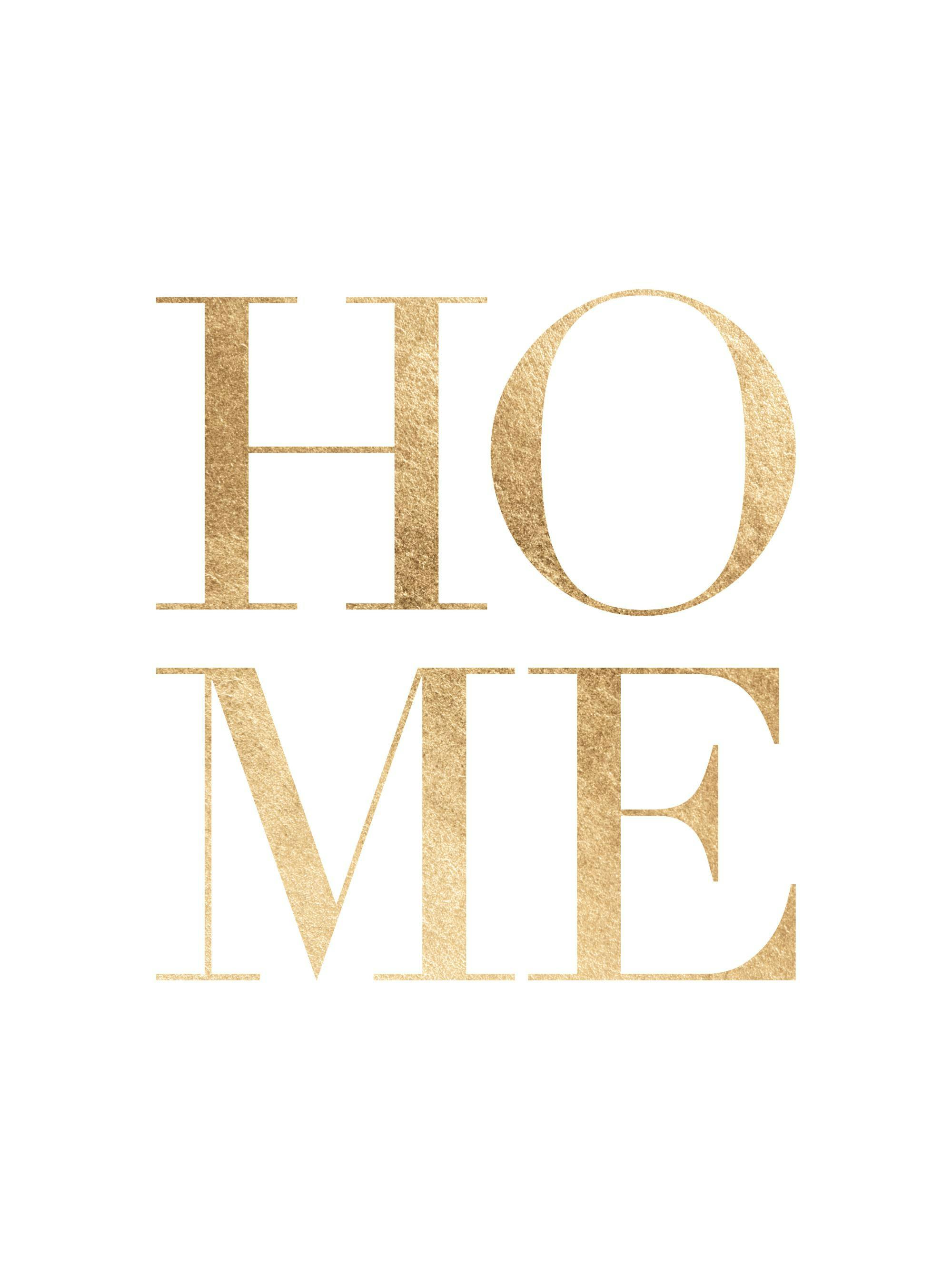Poster met het woord HOME in twee regels, geschreven in goudkleurige letters met een textuur op een witte achtergrond.