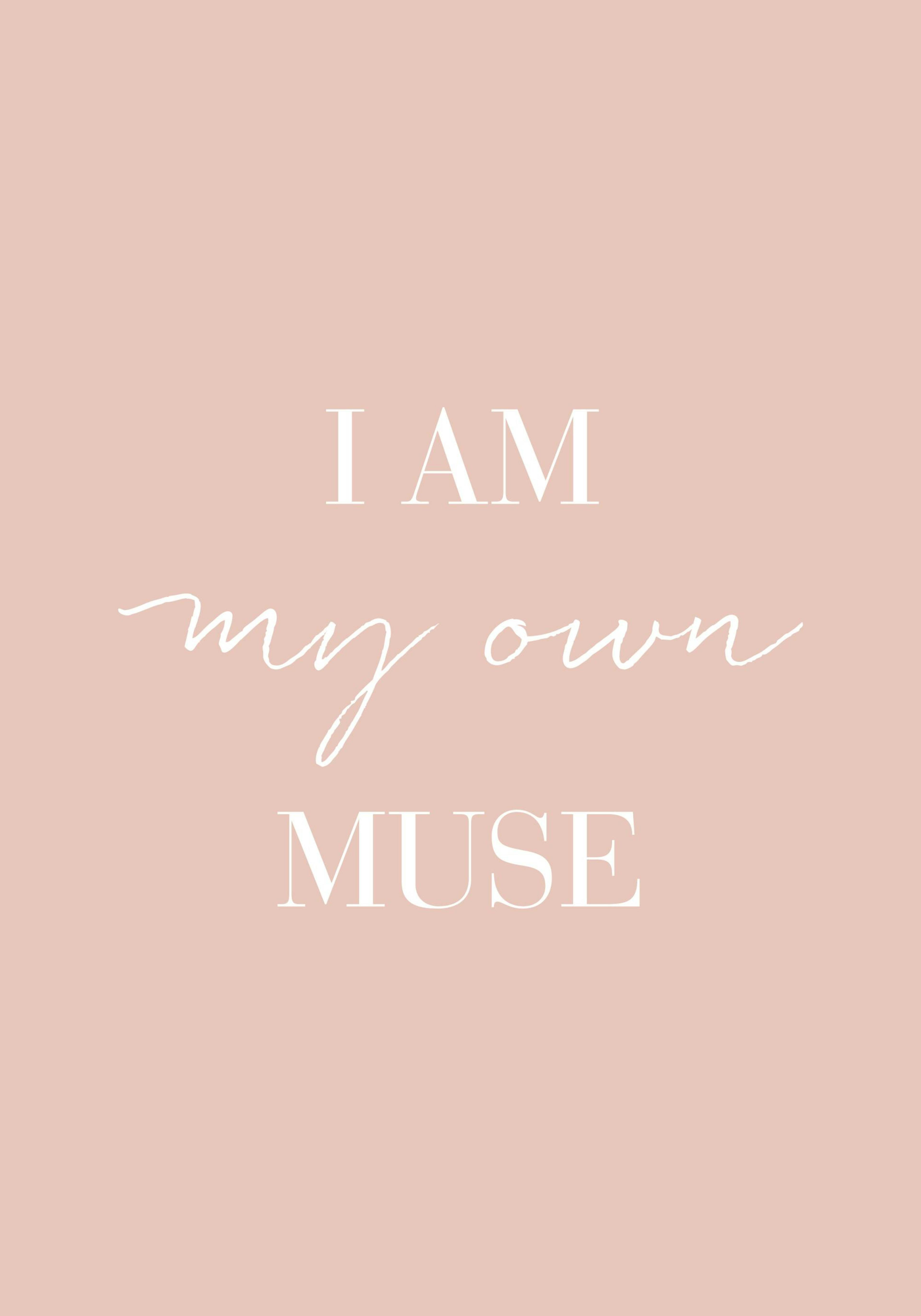 Ein Poster mit dem Spruch I am my own muse in Weiß auf einem rosafarbenen Hintergrund, teilweise in Schreibschrift.