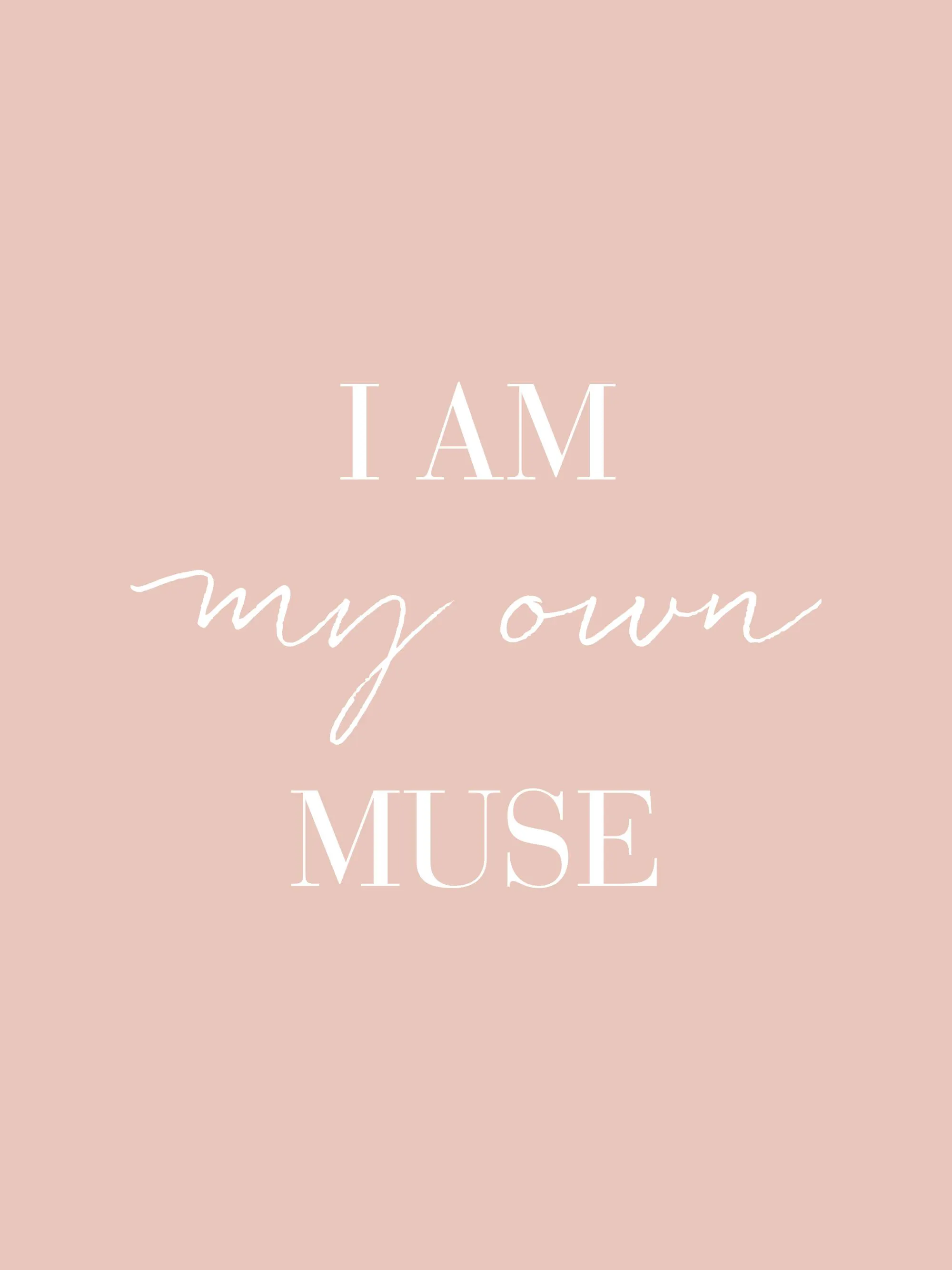 Poster rose avec la citation I AM my own MUSE en blanc, police élégante et manuscrite.