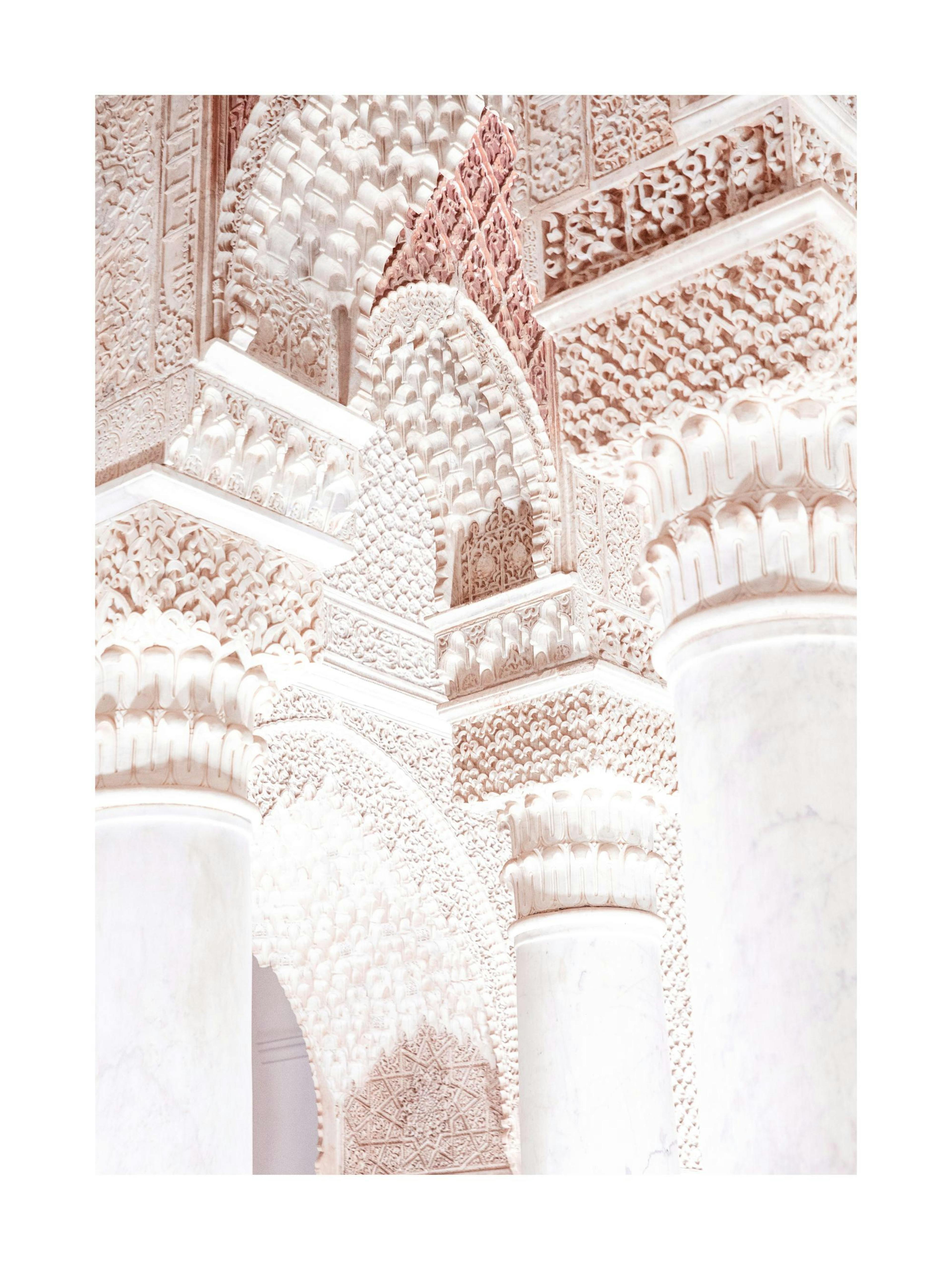 Plakat przedstawiający detale architektoniczne w jasnych odcieniach, z misternymi rzeźbieniami i kolumnami.