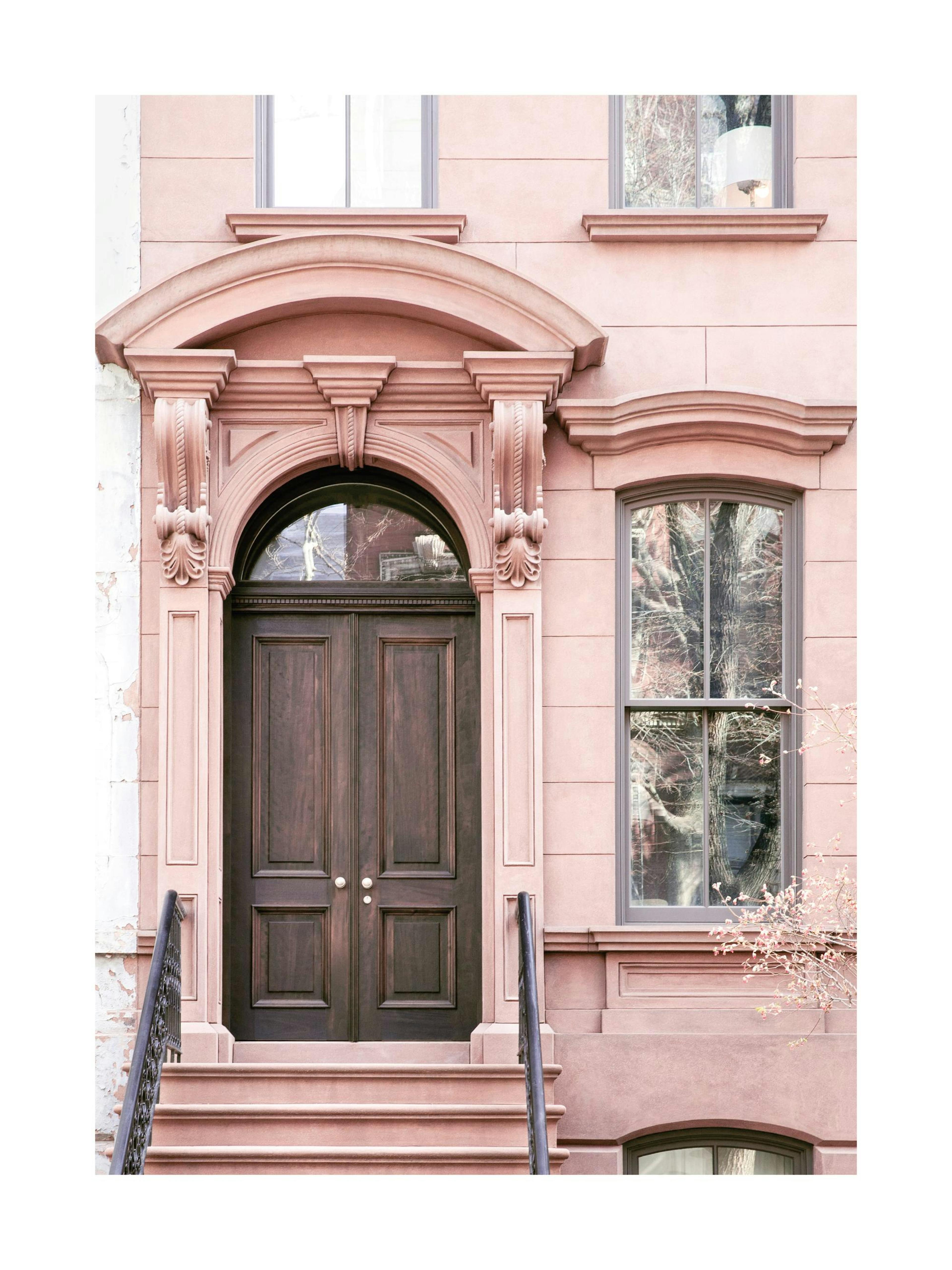 Plakat przedstawia różową elewację budynku z ciemnymi drzwiami wejściowymi i oknami, z odbitymi drzewami.