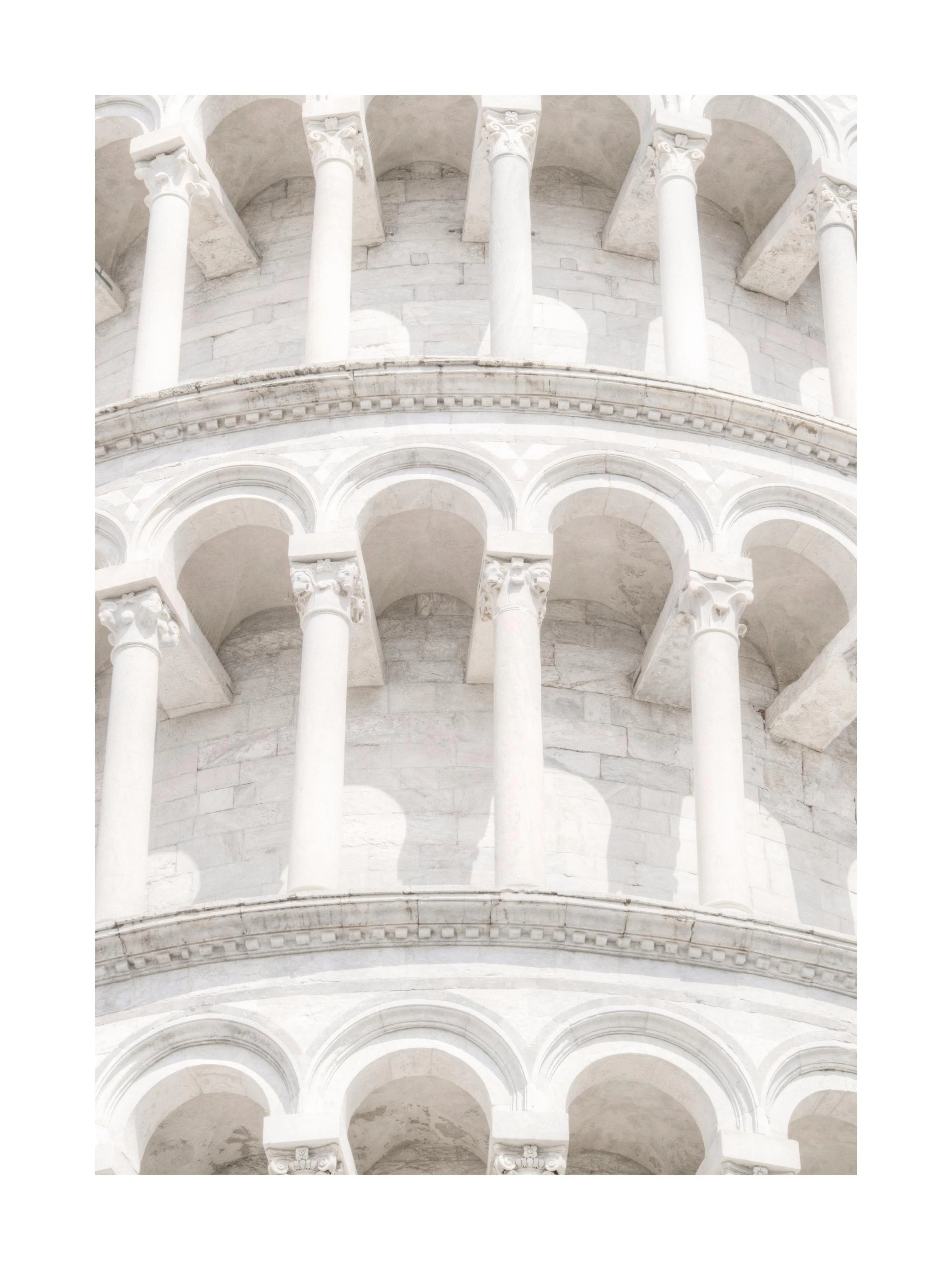 Poster con dettagli ravvicinati della Torre di Pisa, mostrando le colonne bianche e gli archi in pietra chiara.