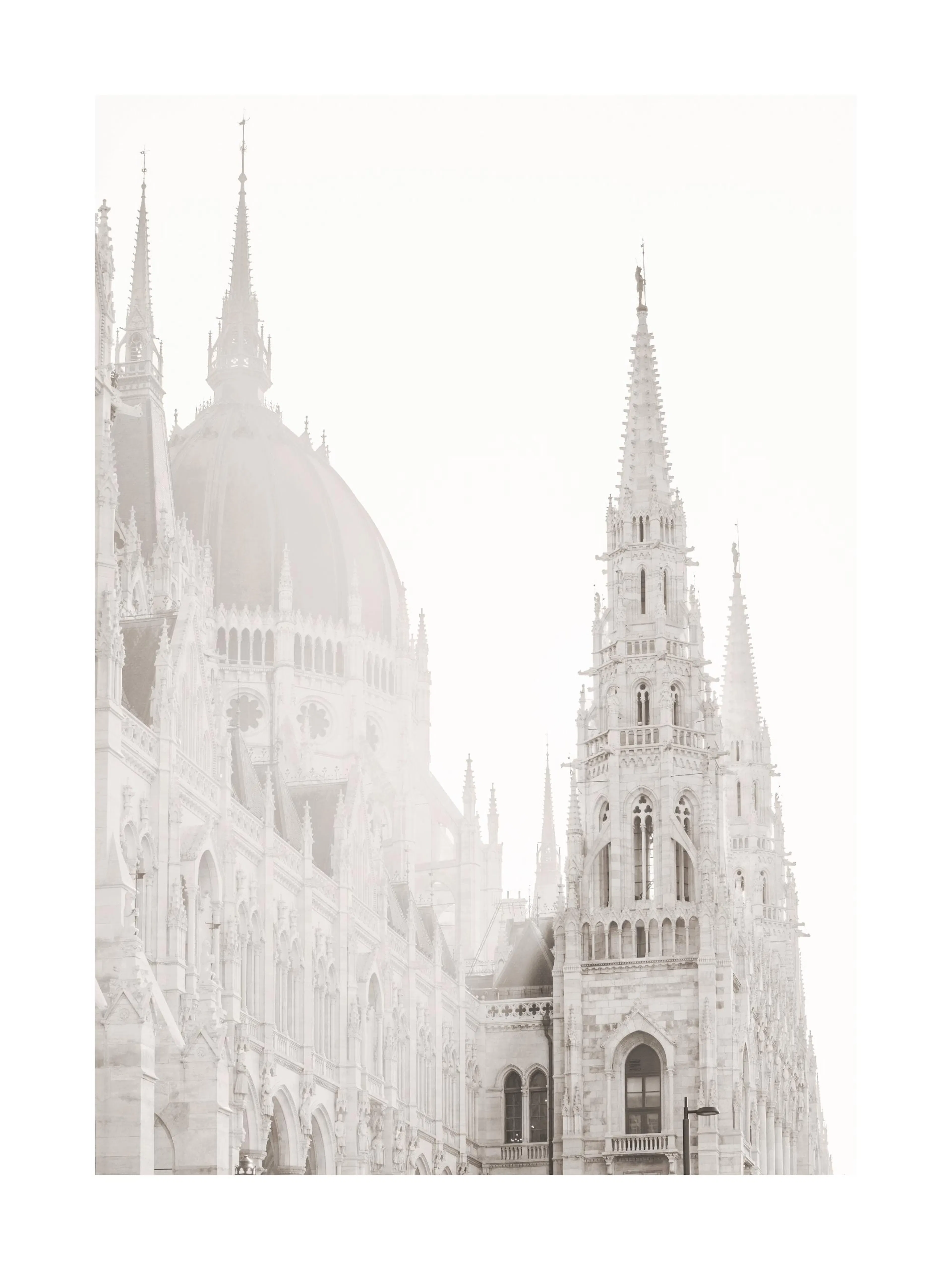 En poster som visar en detaljerad bild av Ungerns parlament i Budapest, med dess gotiska spiror och kupoler i dimma.