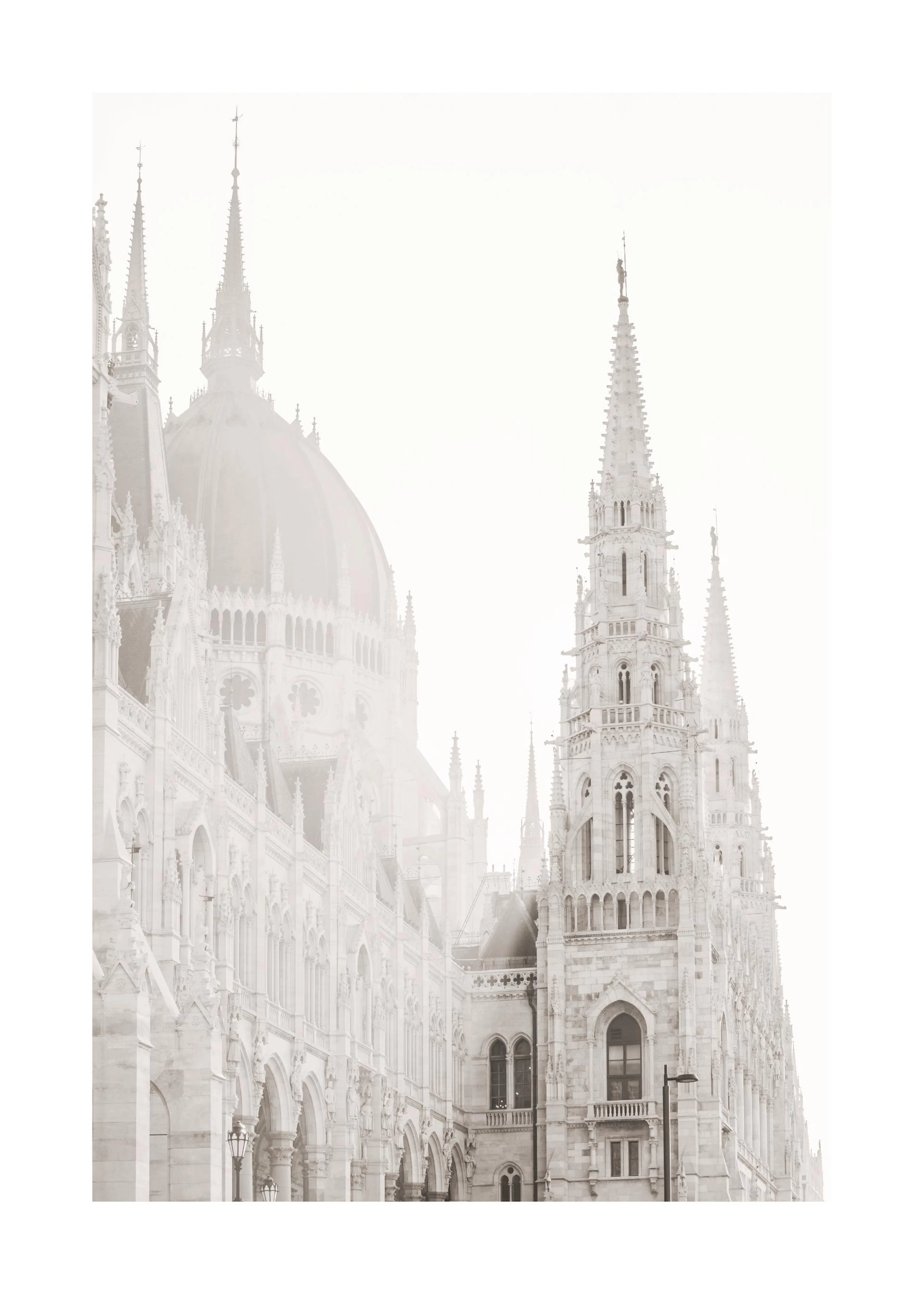 En poster som visar en detaljerad bild av Ungerns parlament i Budapest, med dess gotiska spiror och kupoler i dimma.