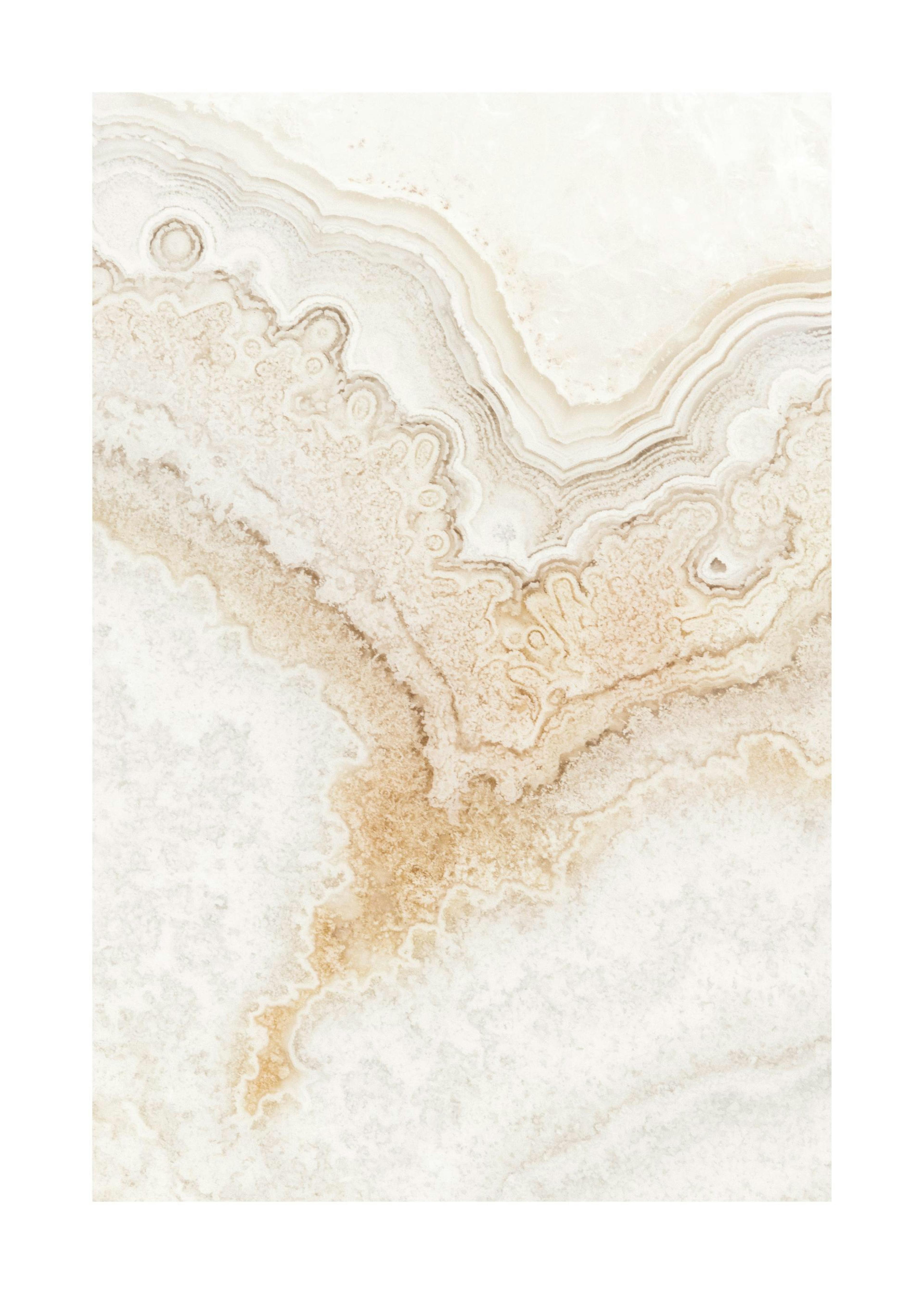 Póster de ónix con vetas abstractas en tonos beige, blanco, y marrón claro, simulando capas de roca.