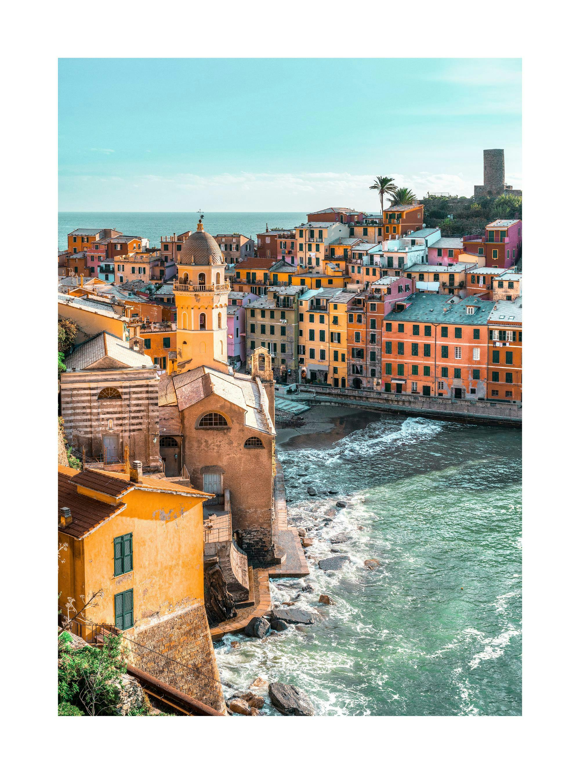 Poster der farbenfrohen Häuser von Vernazza an der italienischen Küste, mit Meer und Kirche.