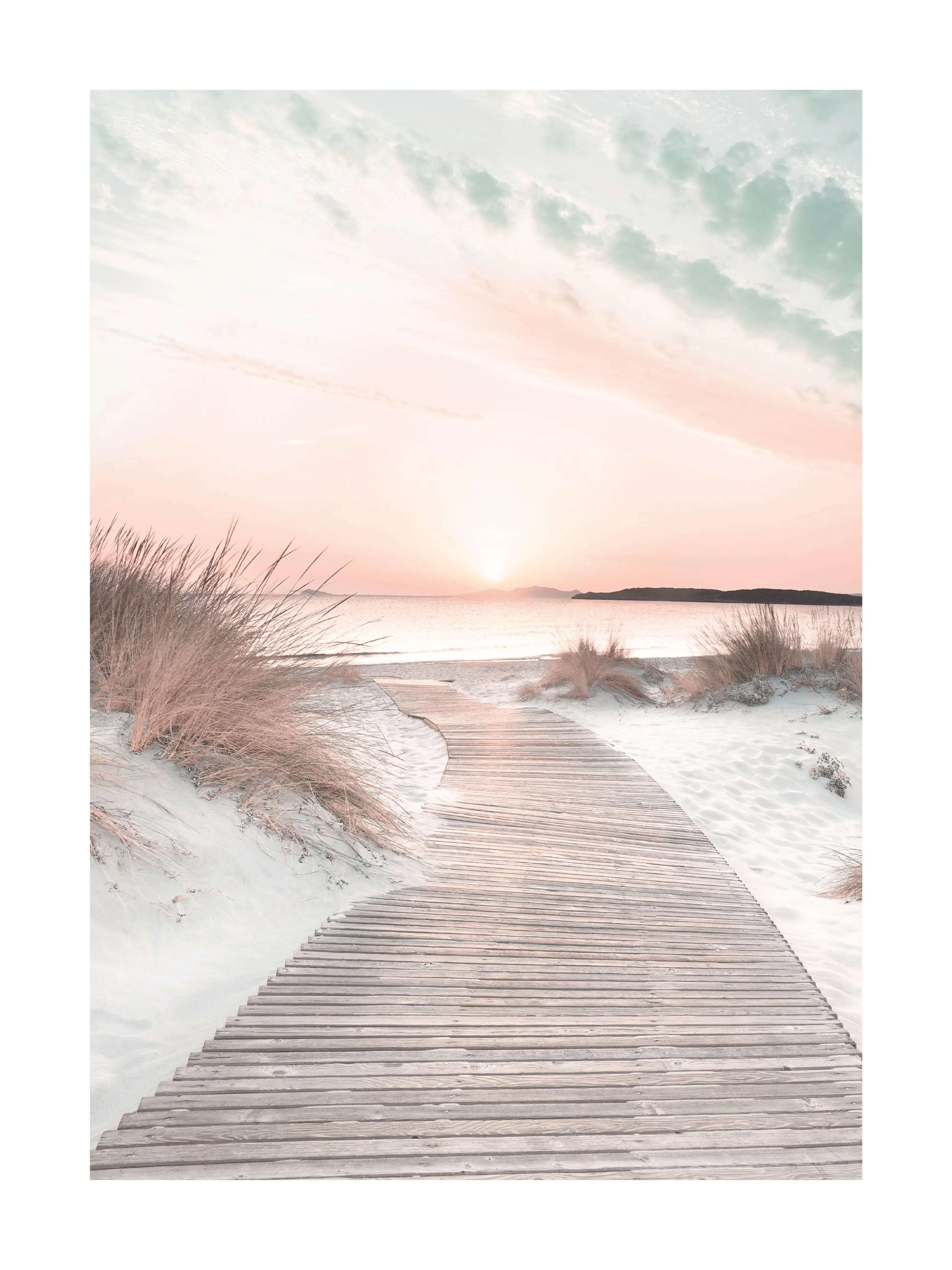 Póster de un camino de madera claro en una playa de arena blanca con dunas y un atardecer rosado sobre el mar.