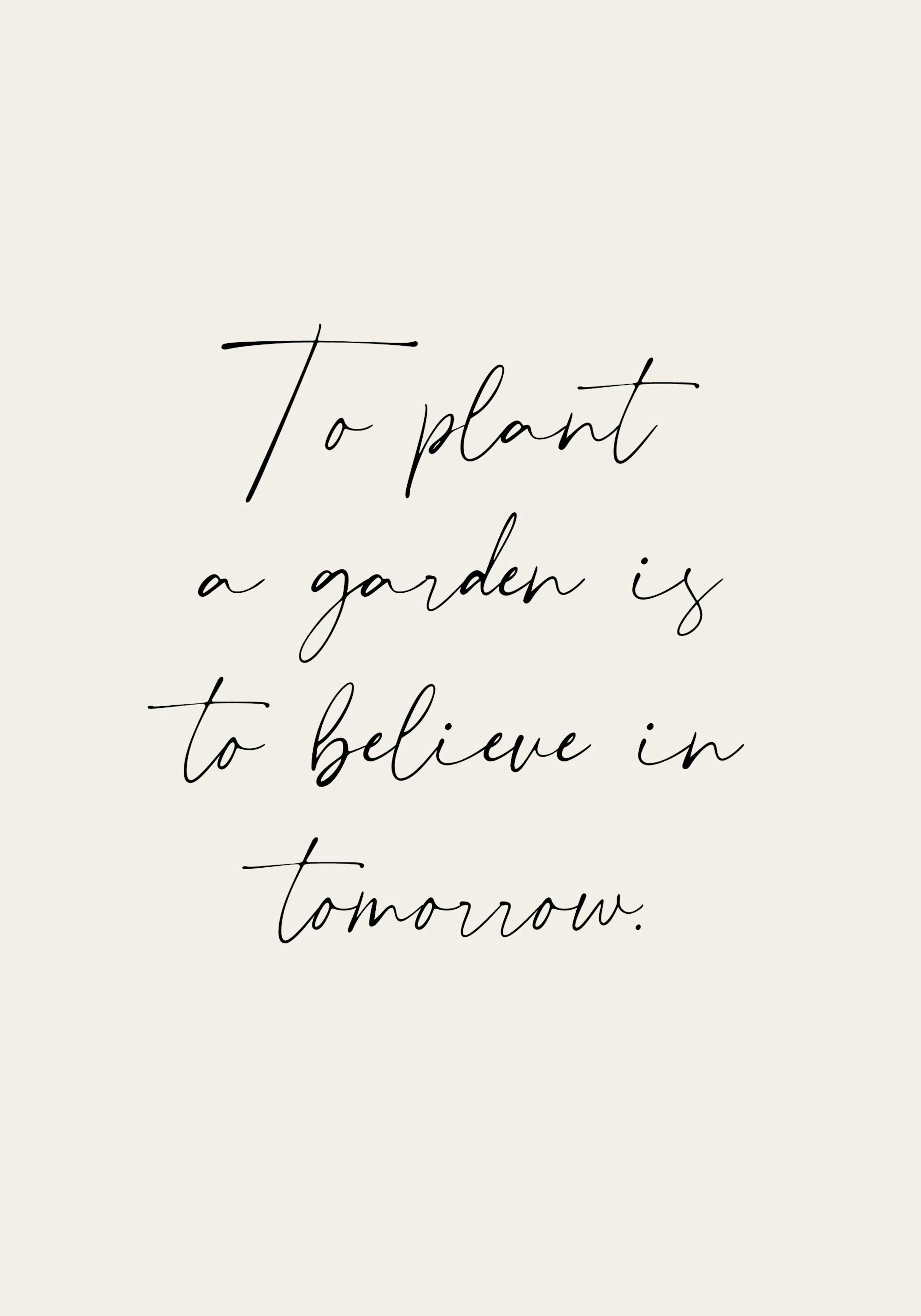 Poster mit dem Spruch To plant a garden is to believe in tomorrow in schwarzer, handschriftlicher Schrift auf hellem Hintergrund