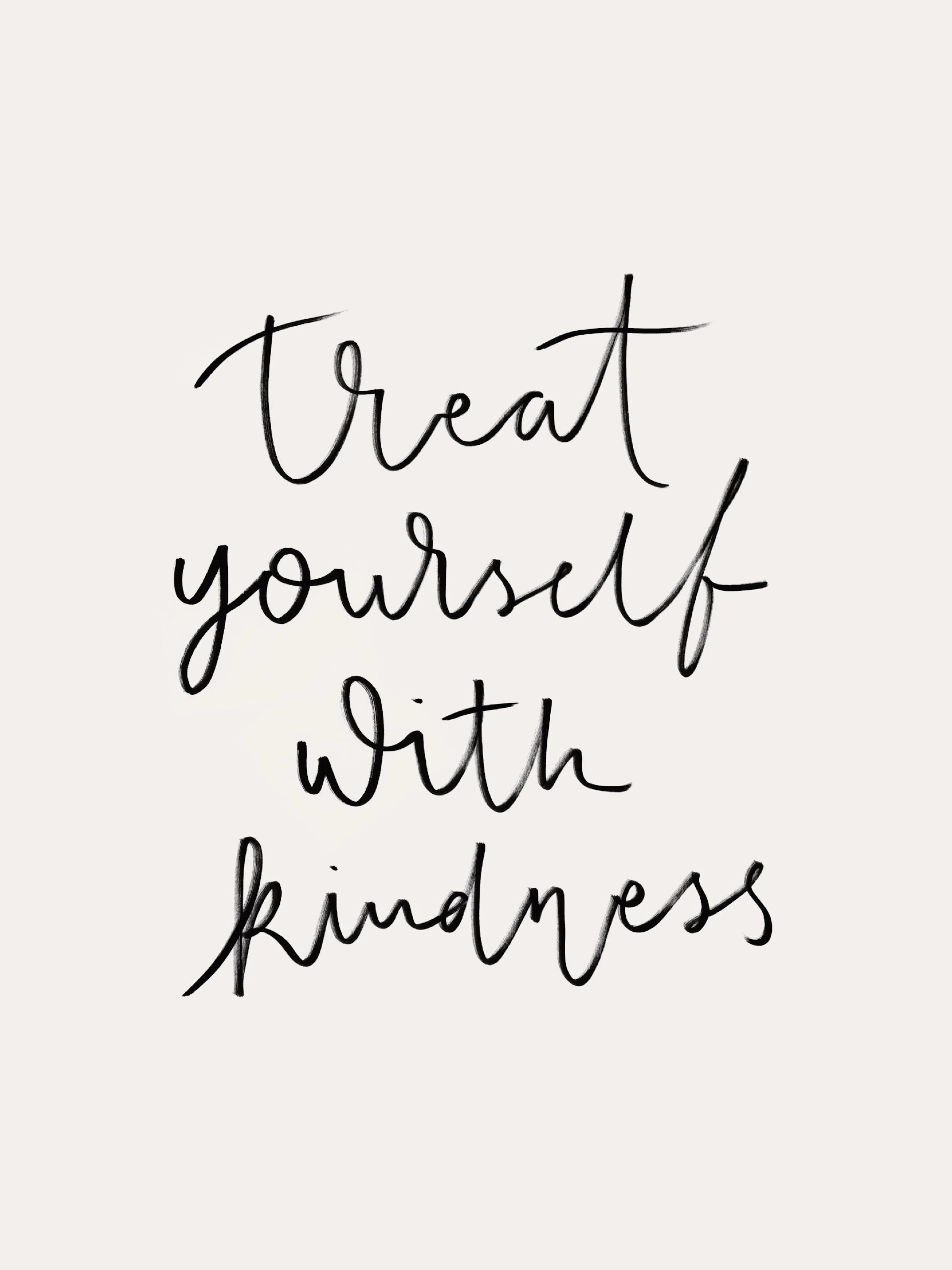 Plakát s nápisem Treat yourself with kindness v černém ručně psaném písmu na světlém pozadí.