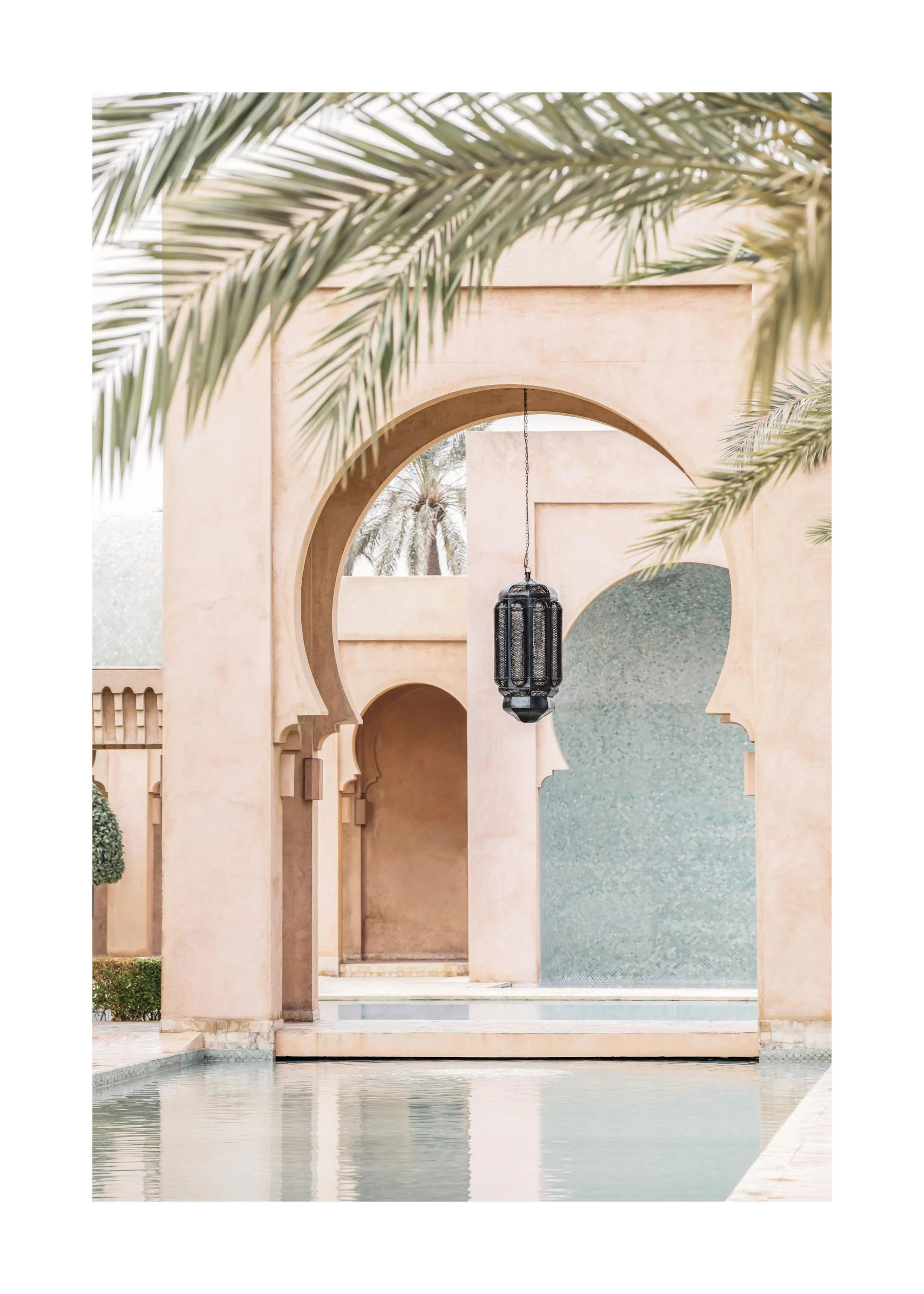 En plakat av et orientalsk interiør med en svart lykt, buede vegger i lys fersken over et vannbasseng, med palmeblader i forgrun