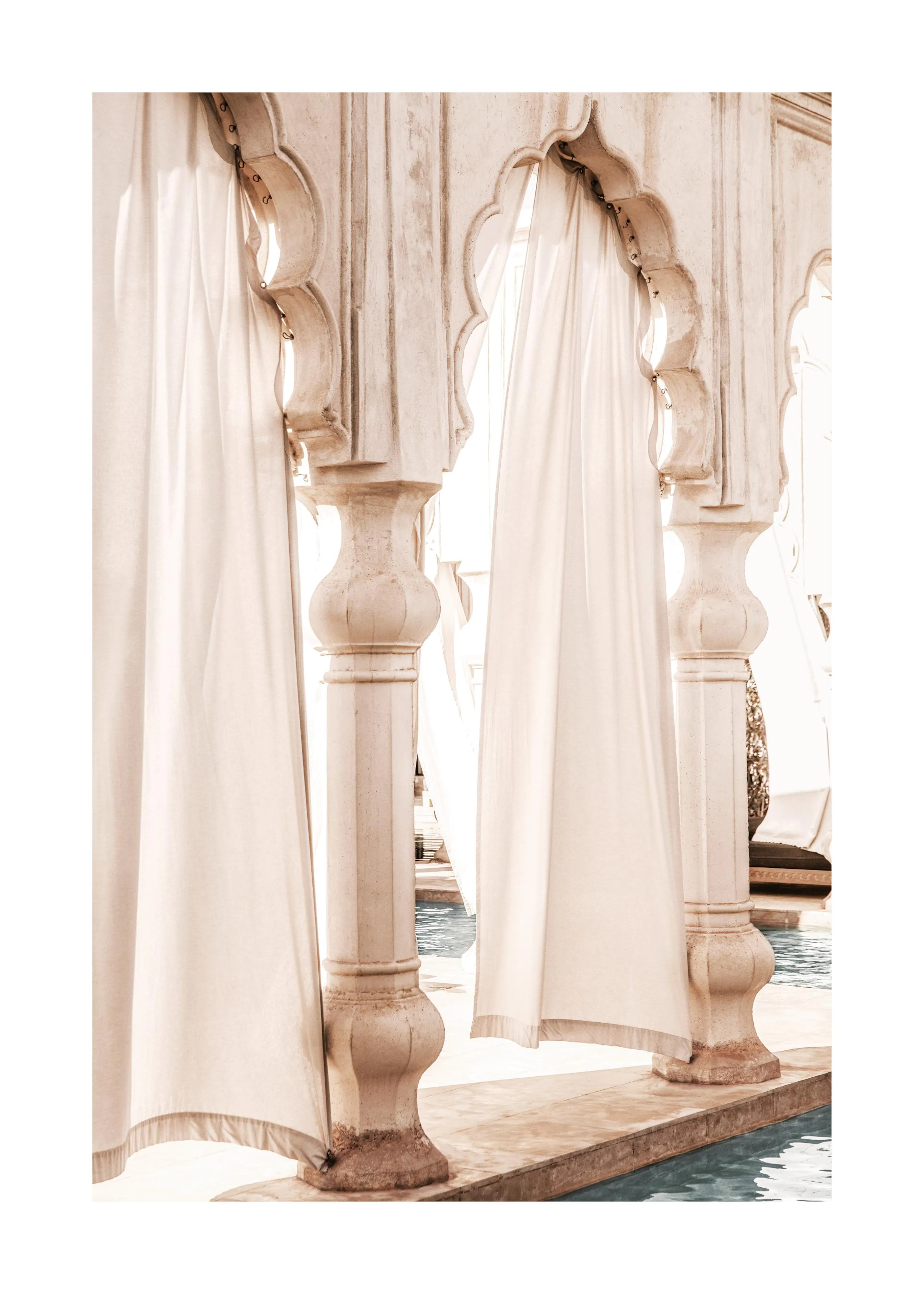 Poster con pilastri in pietra color sabbia e tende bianche che si affacciano su una piscina, stile resort.