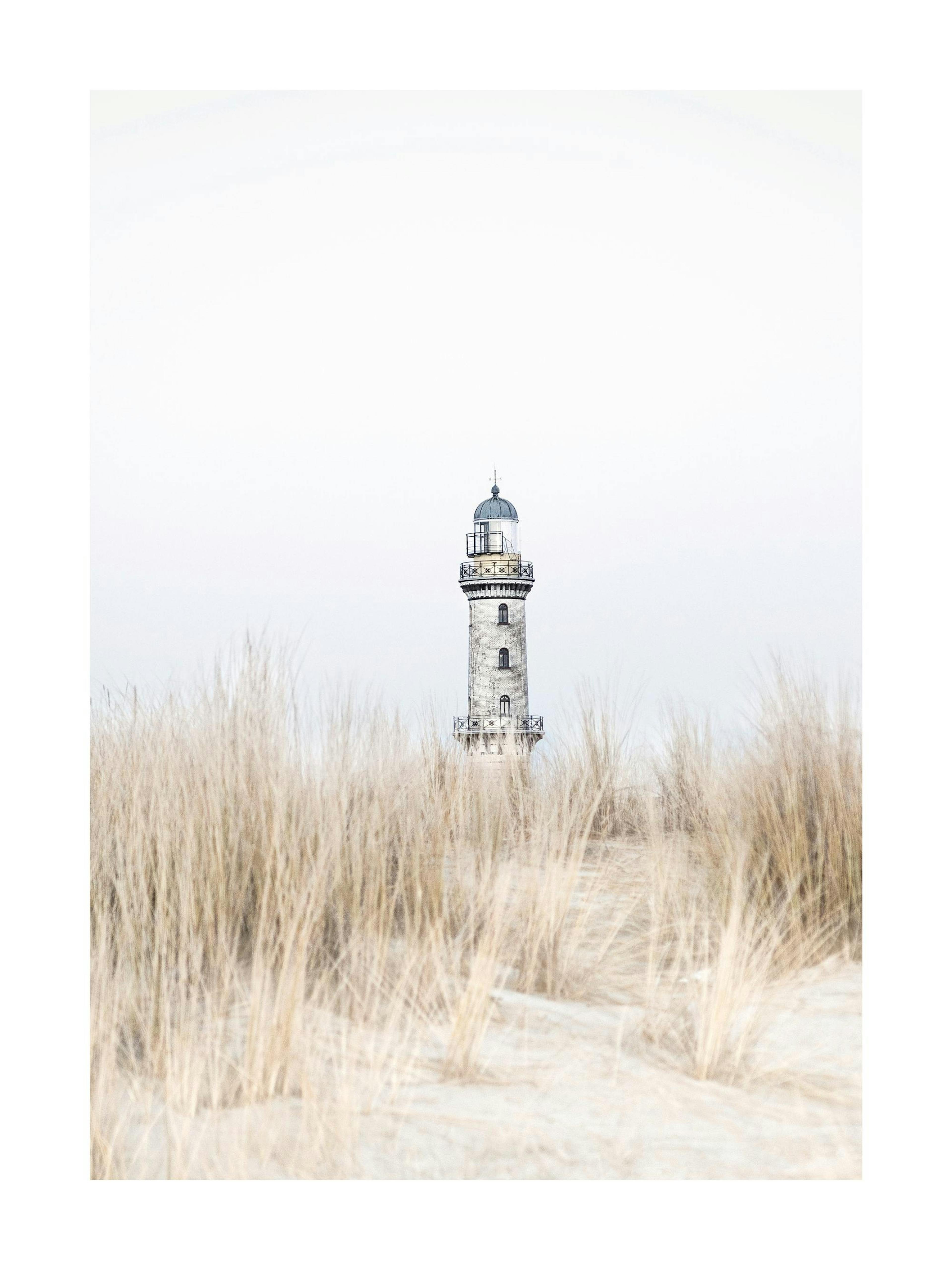 Póster de un faro gris de piedra que se eleva sobre dunas de arena con hierba seca de color beige.